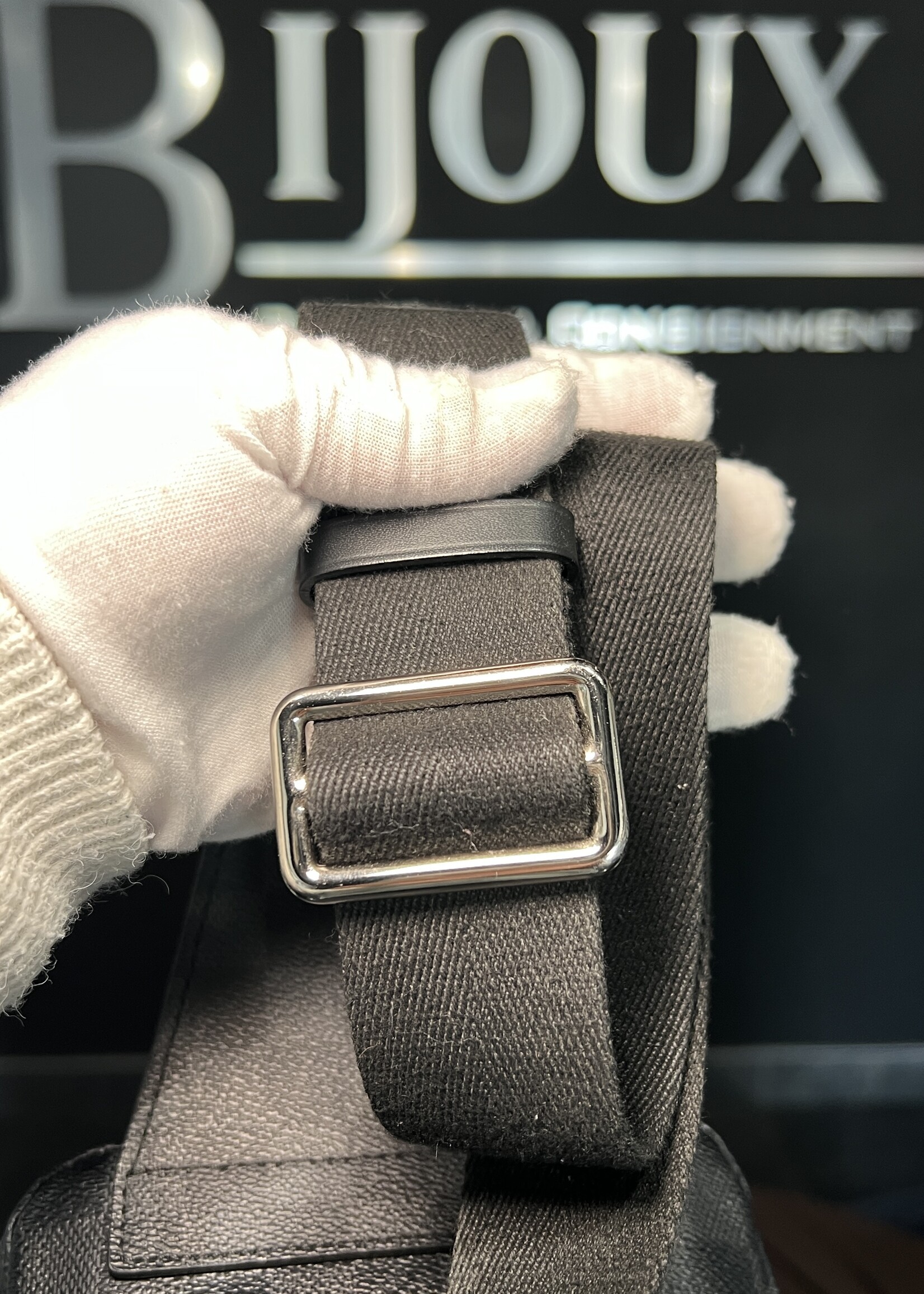Louis Vuitton Louis Vuitton Avenue Sling