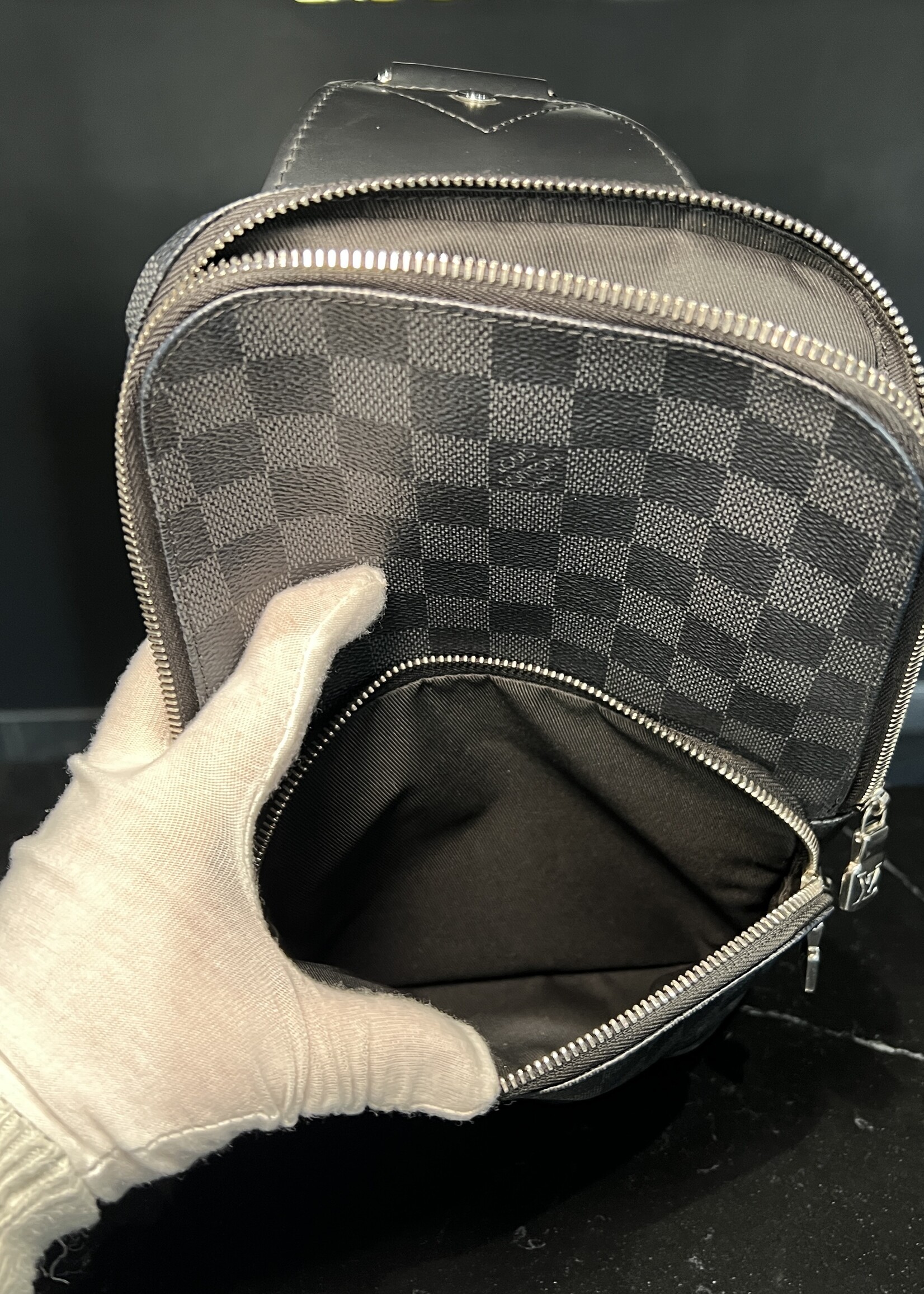Louis Vuitton Louis Vuitton Avenue Sling