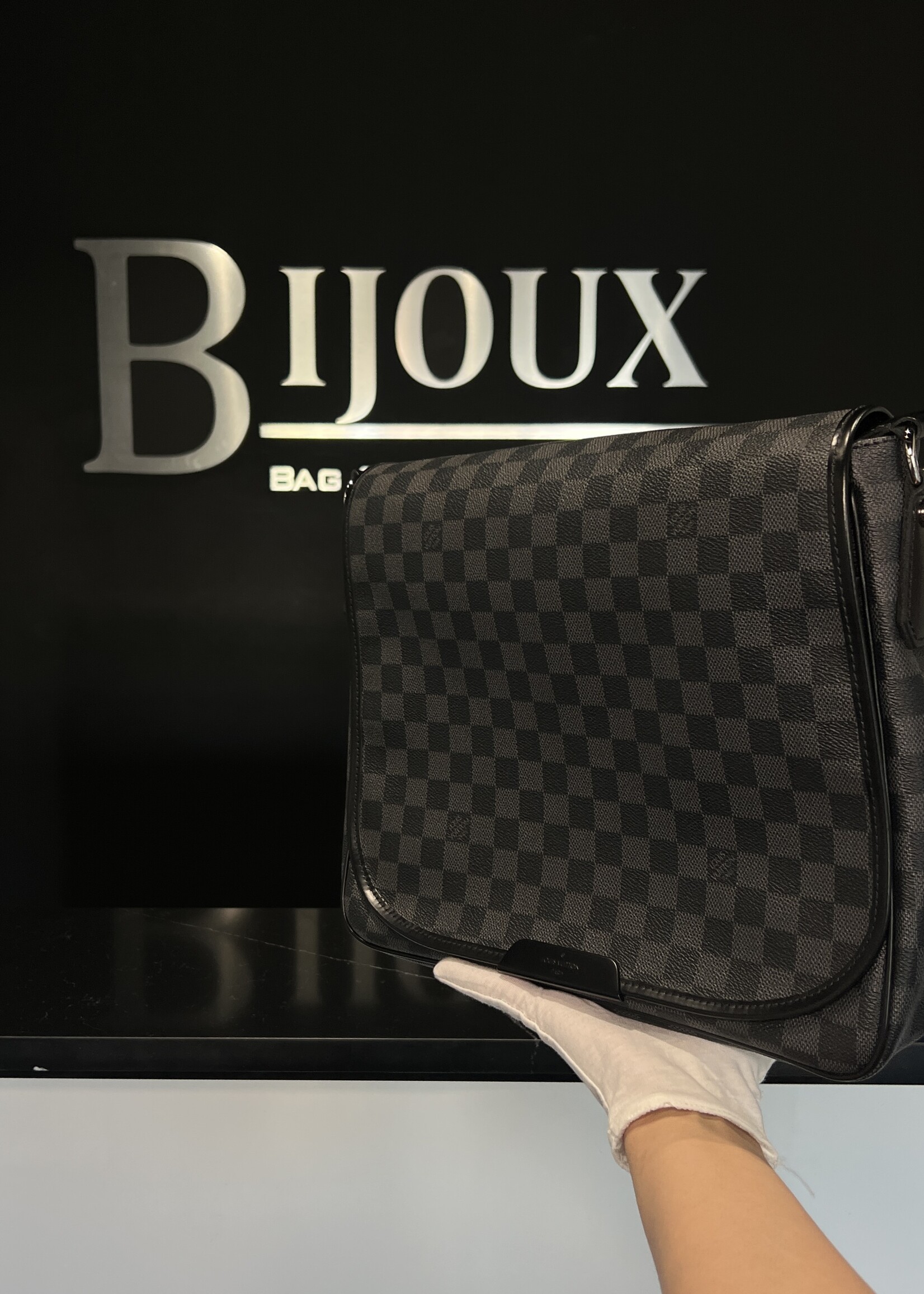 Louis Vuitton Louis Vuitton Daniel MM