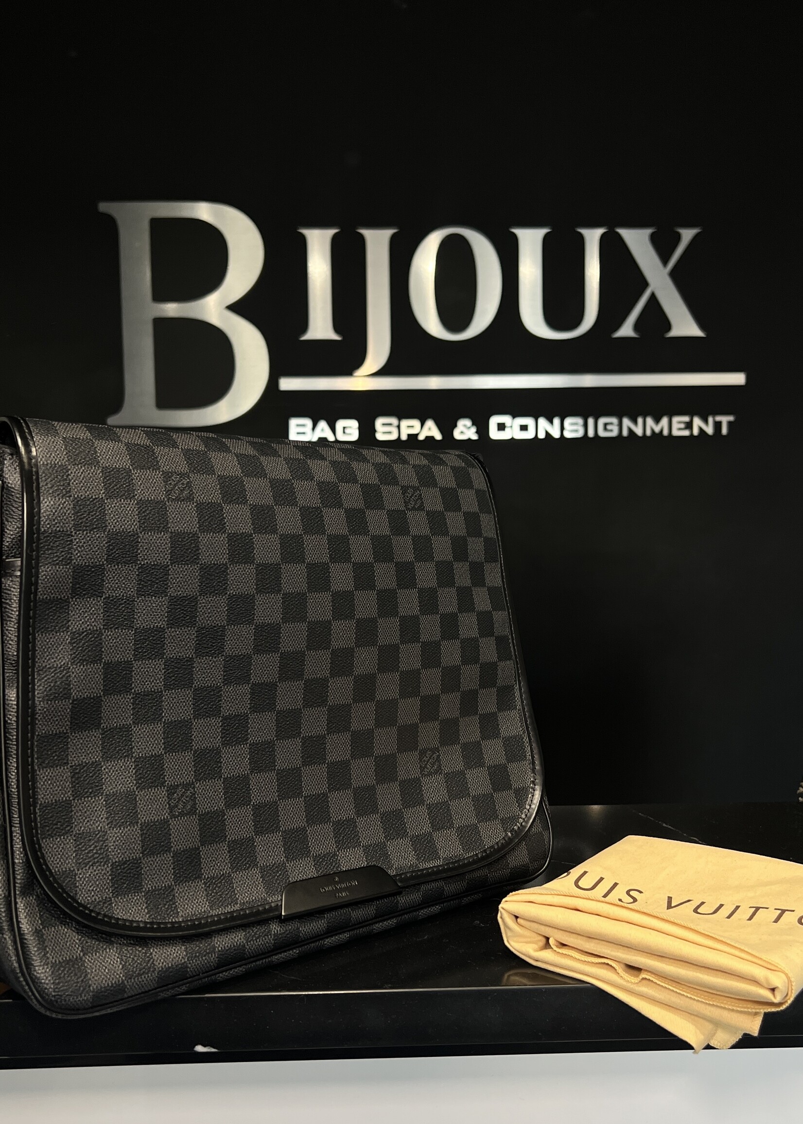 Louis Vuitton Louis Vuitton Daniel MM