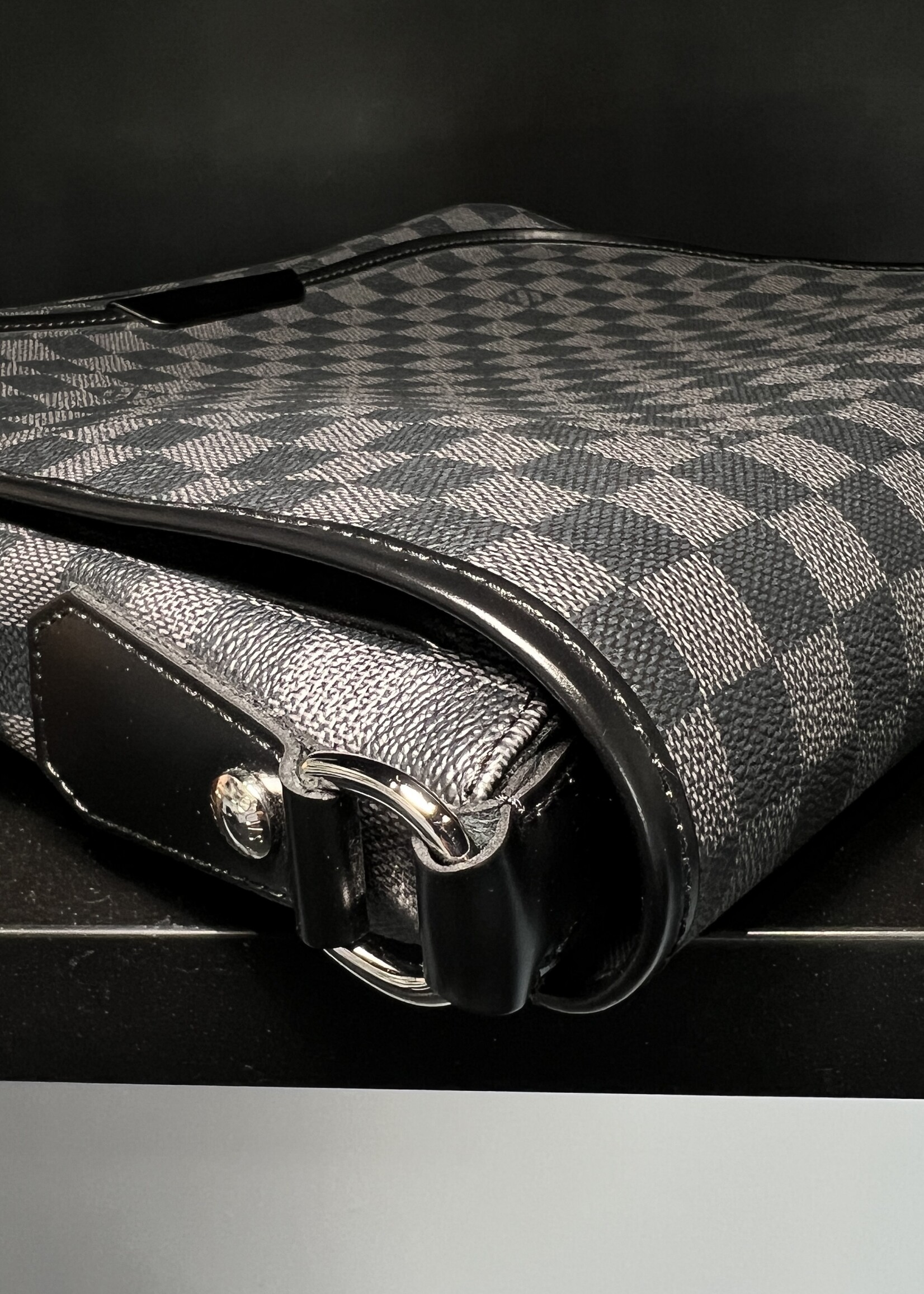 Louis Vuitton Louis Vuitton Daniel MM