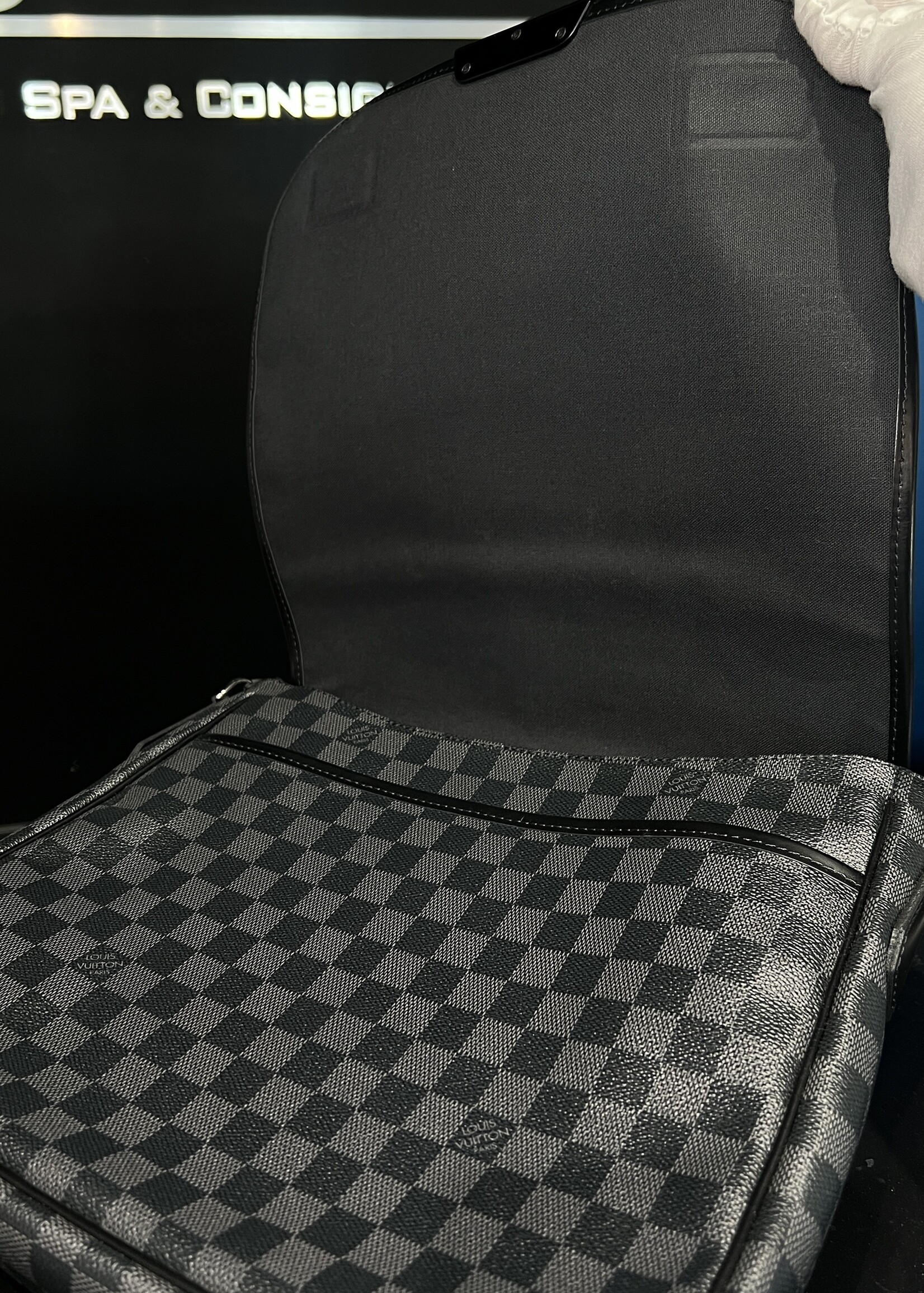 Louis Vuitton Louis Vuitton Daniel MM