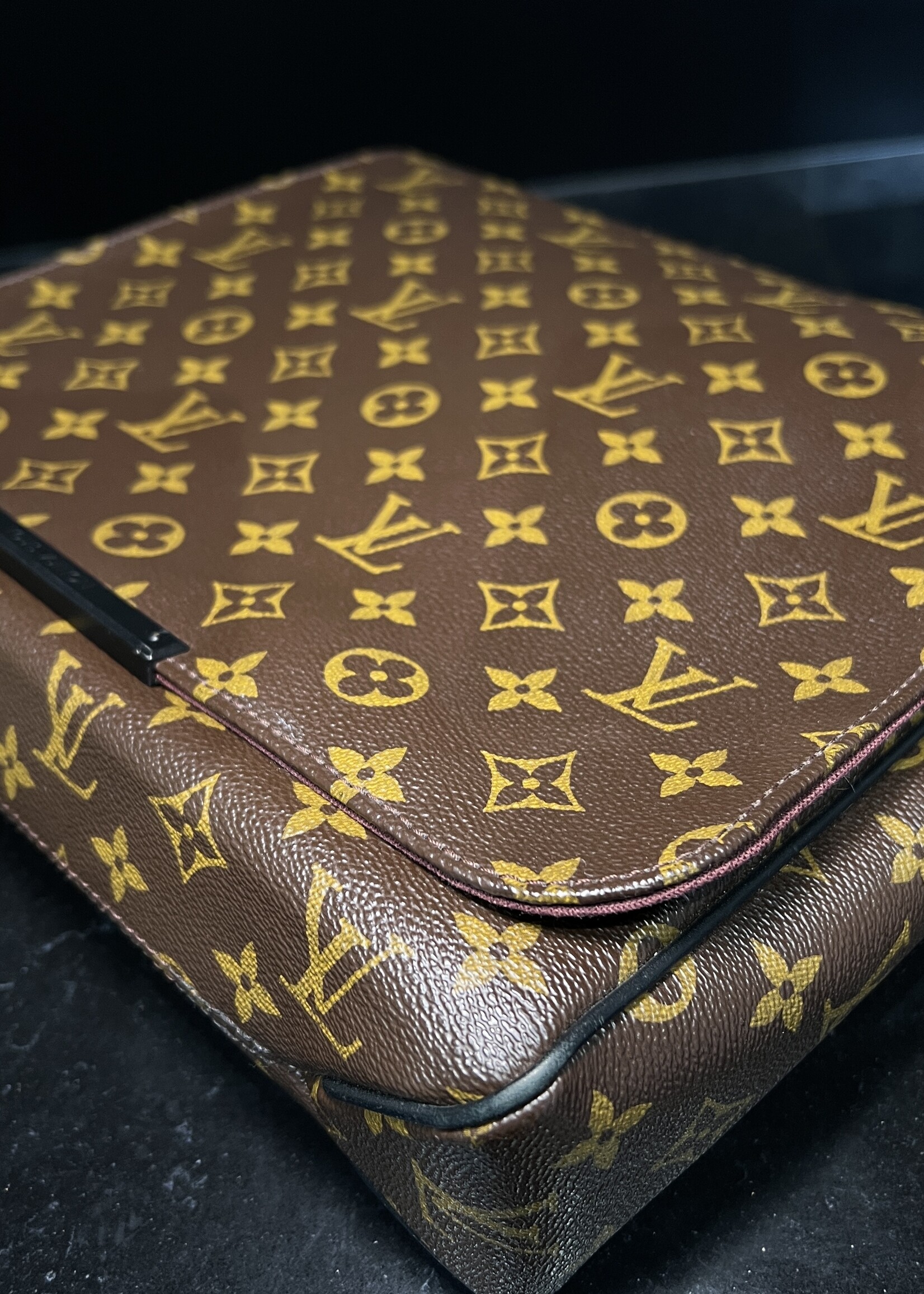 Louis Vuitton Louis Vuitton Maccassar Messenger