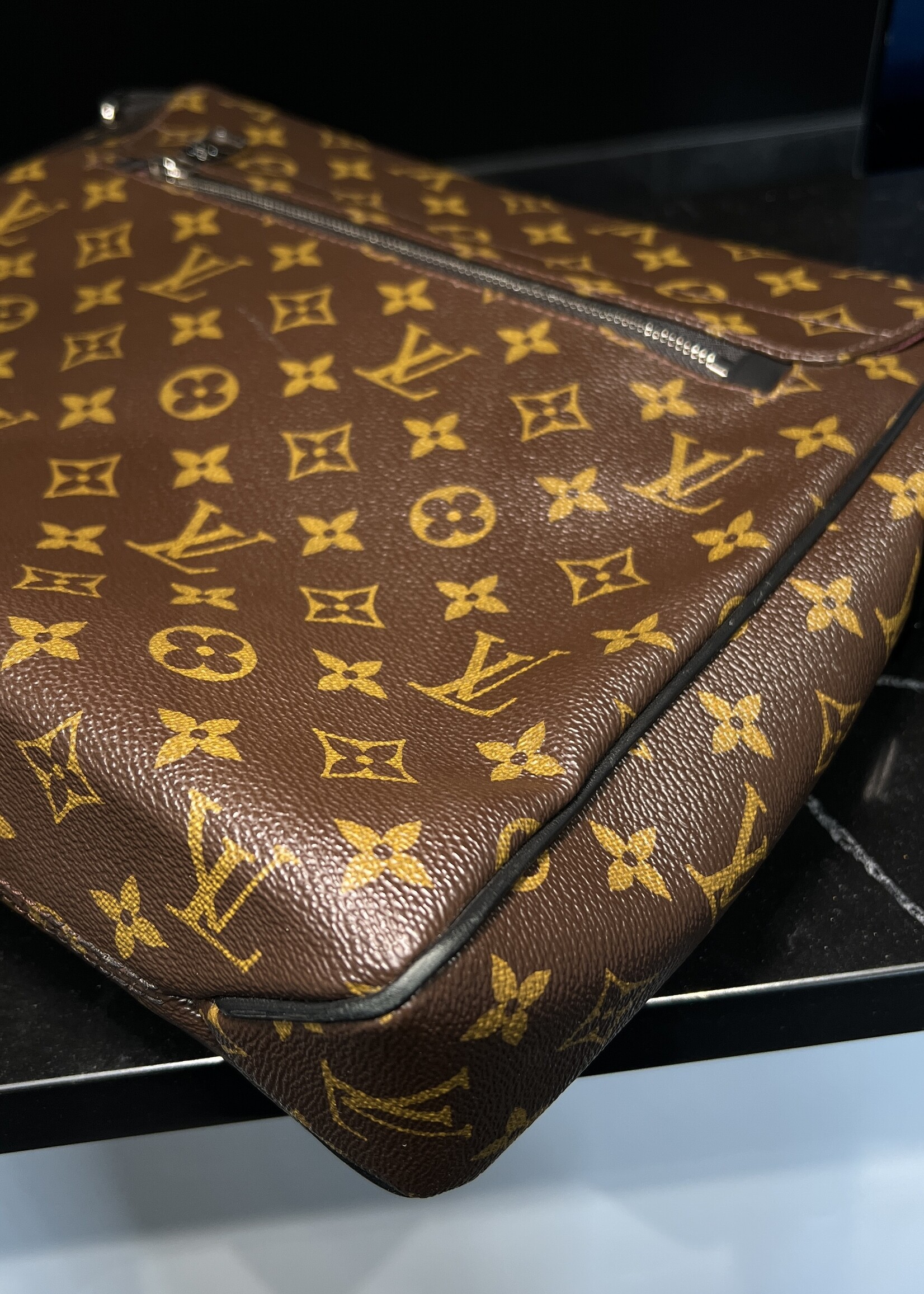 Louis Vuitton Louis Vuitton Maccassar Messenger