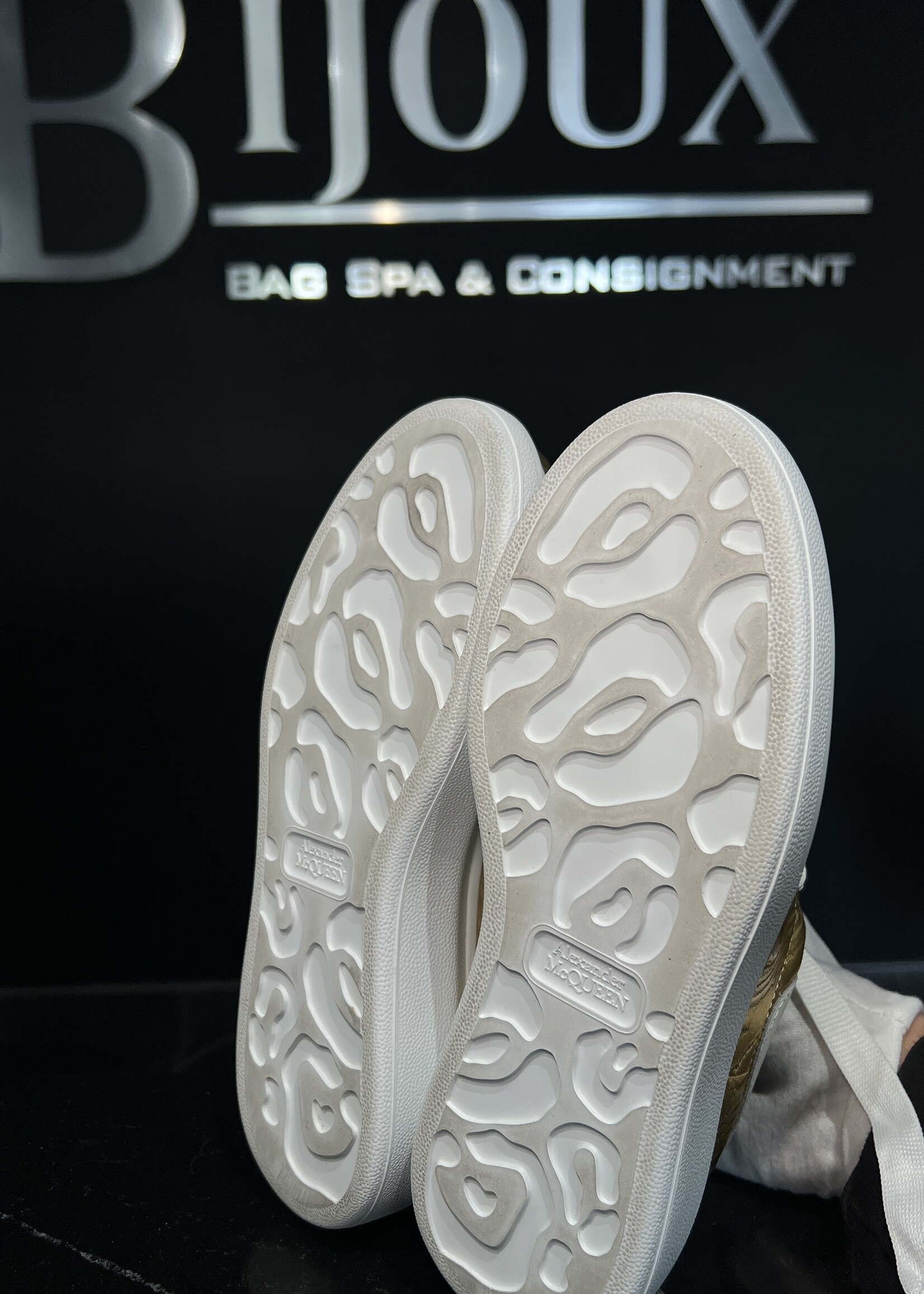 Alexander McQueen Alexander McQueen Gold Sneakers 36