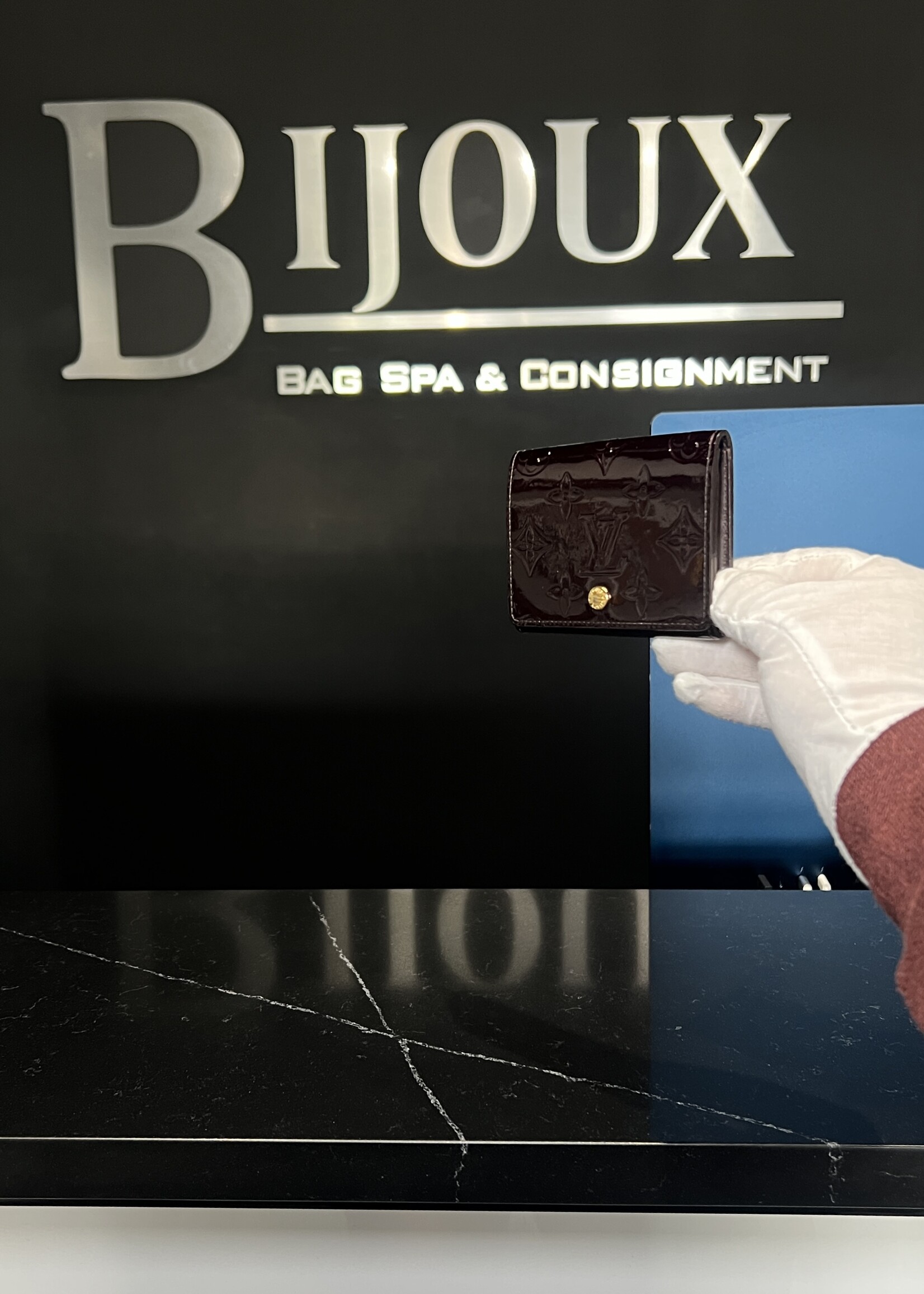 Louis Vuitton Louis Vuitton Bifold Vernis Card Holder