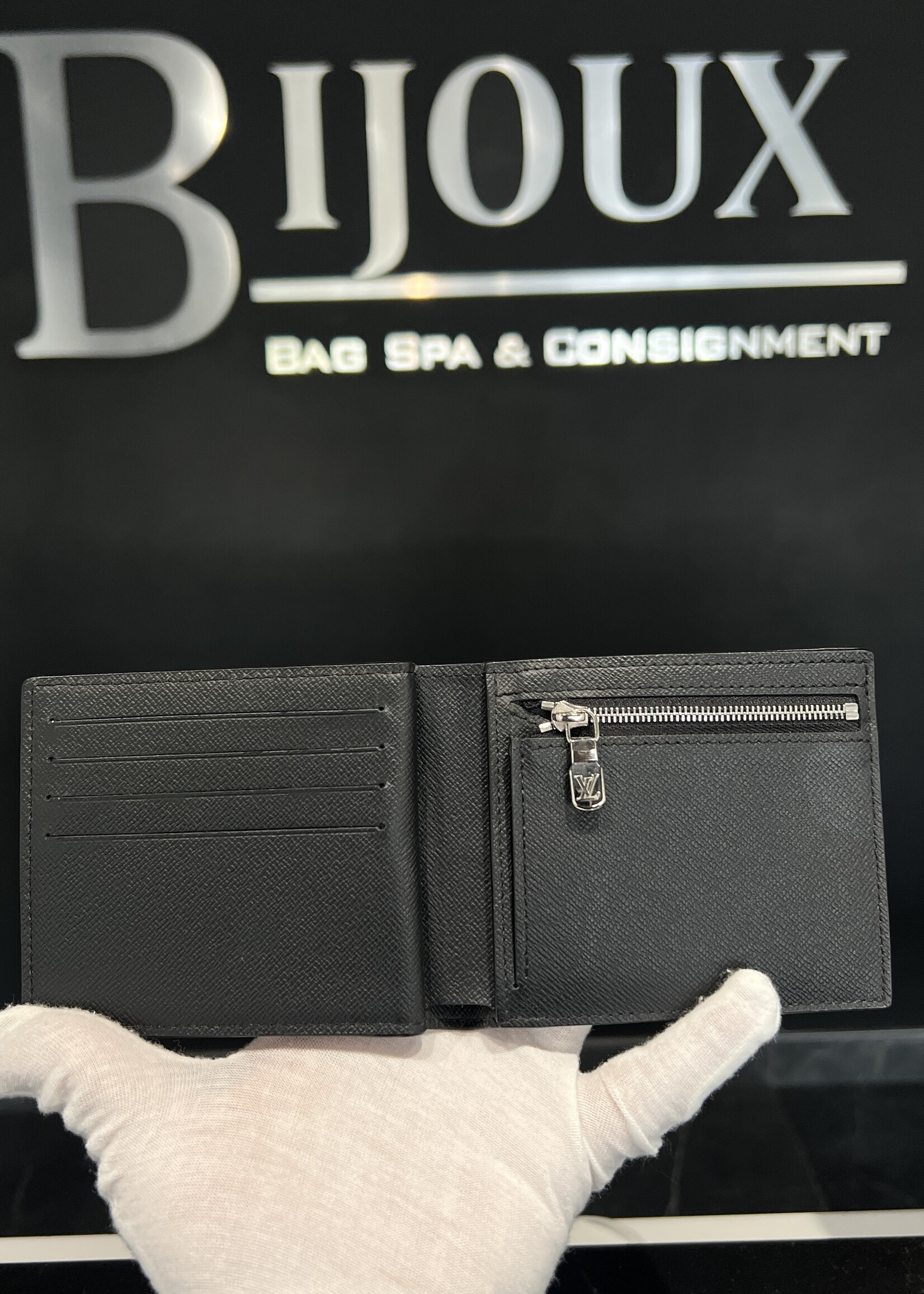 Louis Vuitton Louis Vuitton Amerigo Wallet