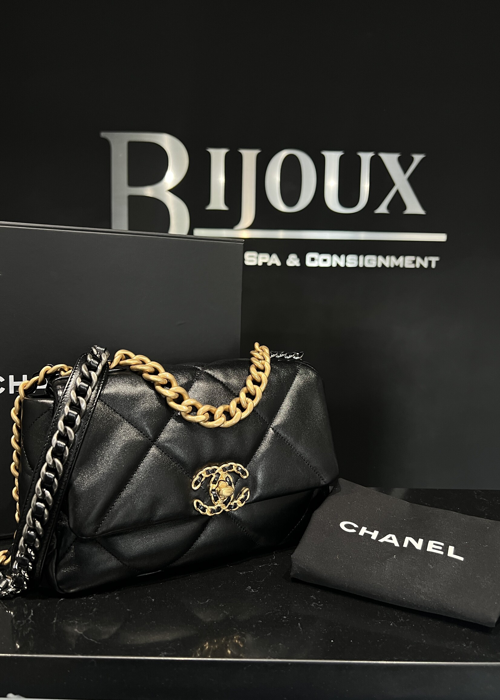 Chanel Chanel 19 Medium