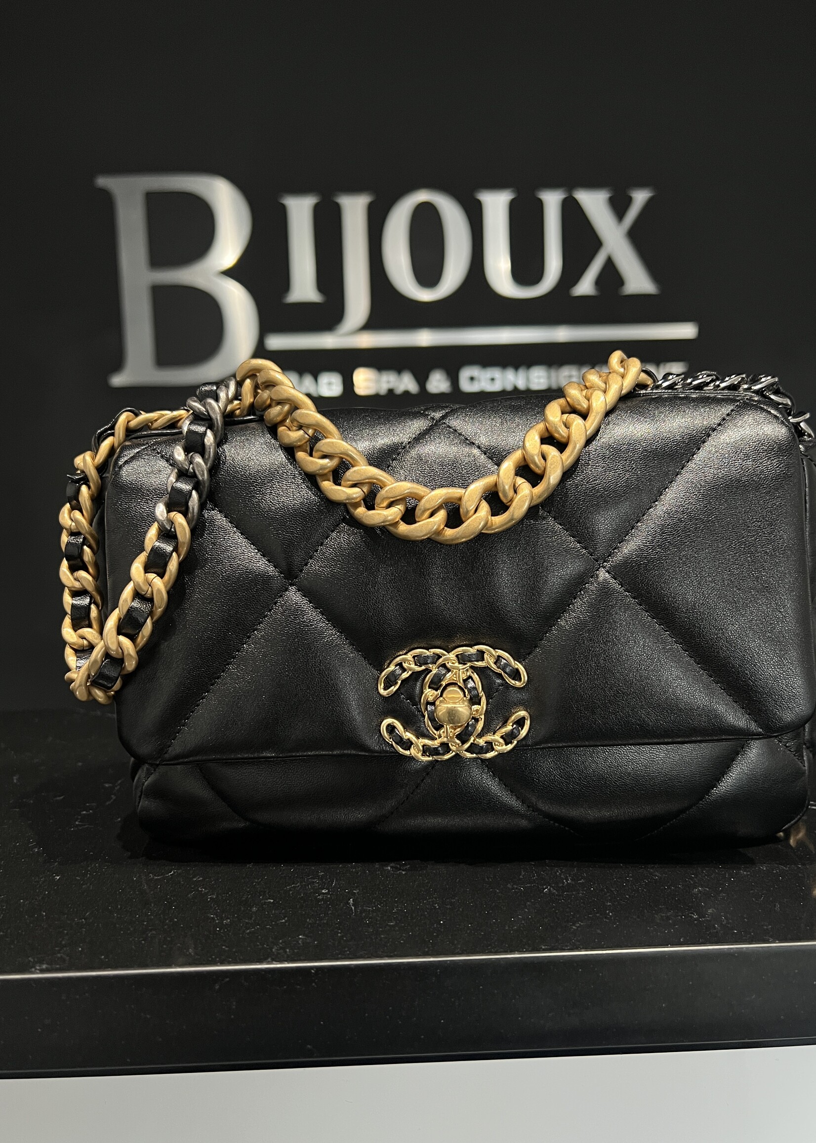 Chanel Chanel 19 Medium