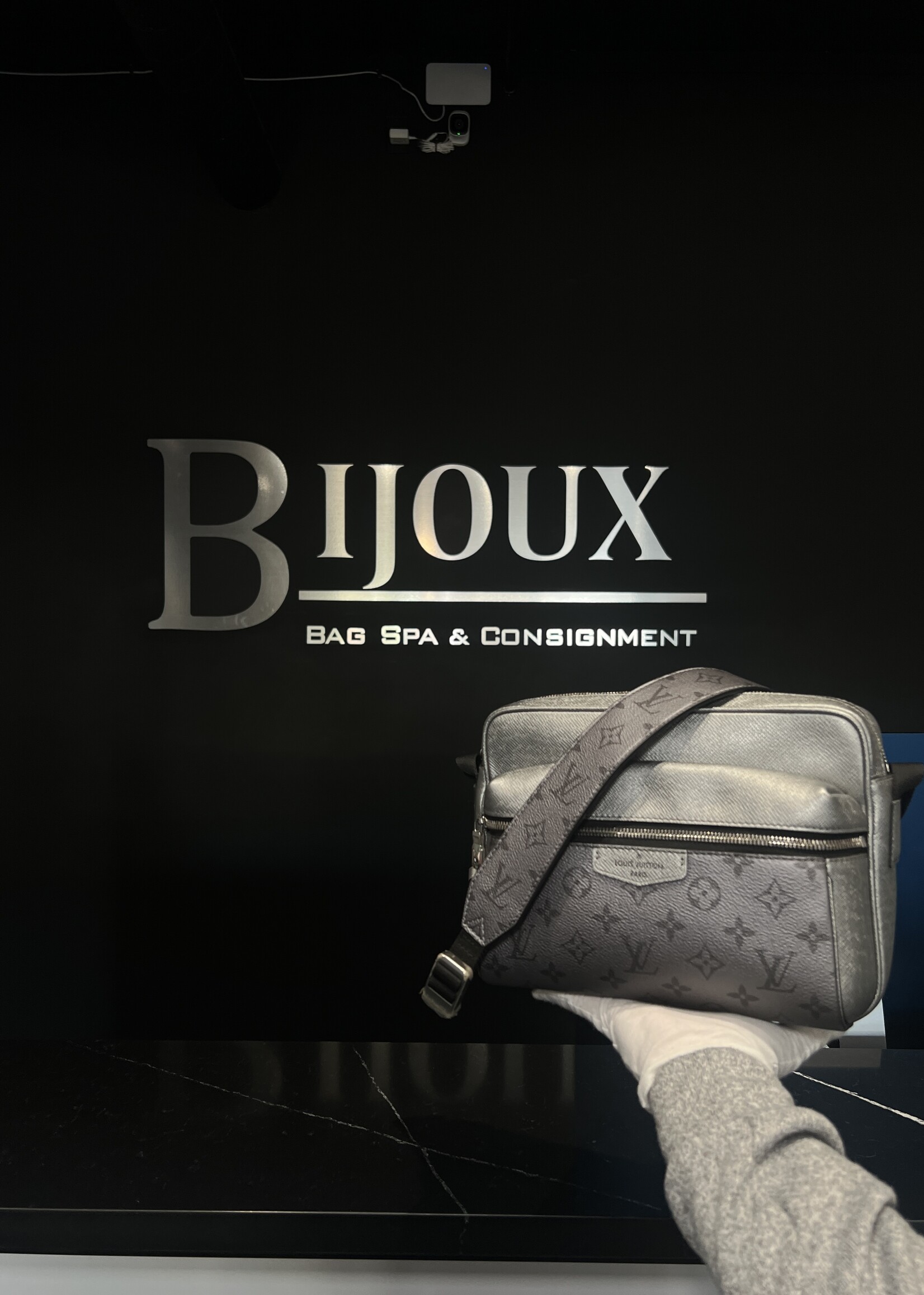 Louis Vuitton Louis Vuitton Taigarama Silver Messenger