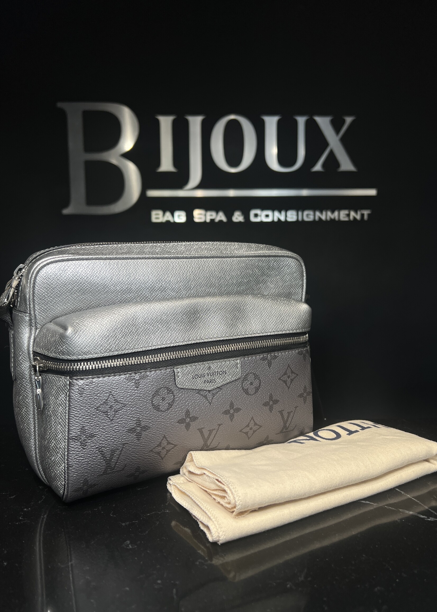Louis Vuitton Louis Vuitton Taigarama Silver Messenger