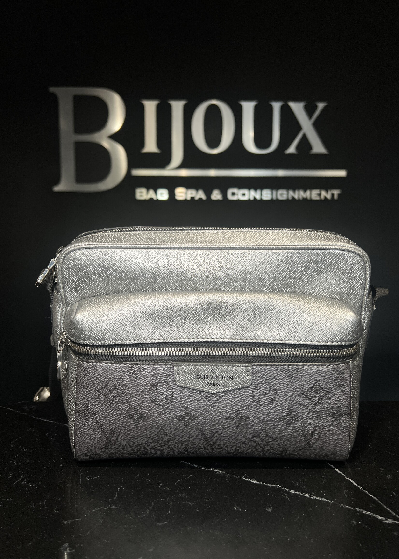 Louis Vuitton Louis Vuitton Taigarama Silver Messenger