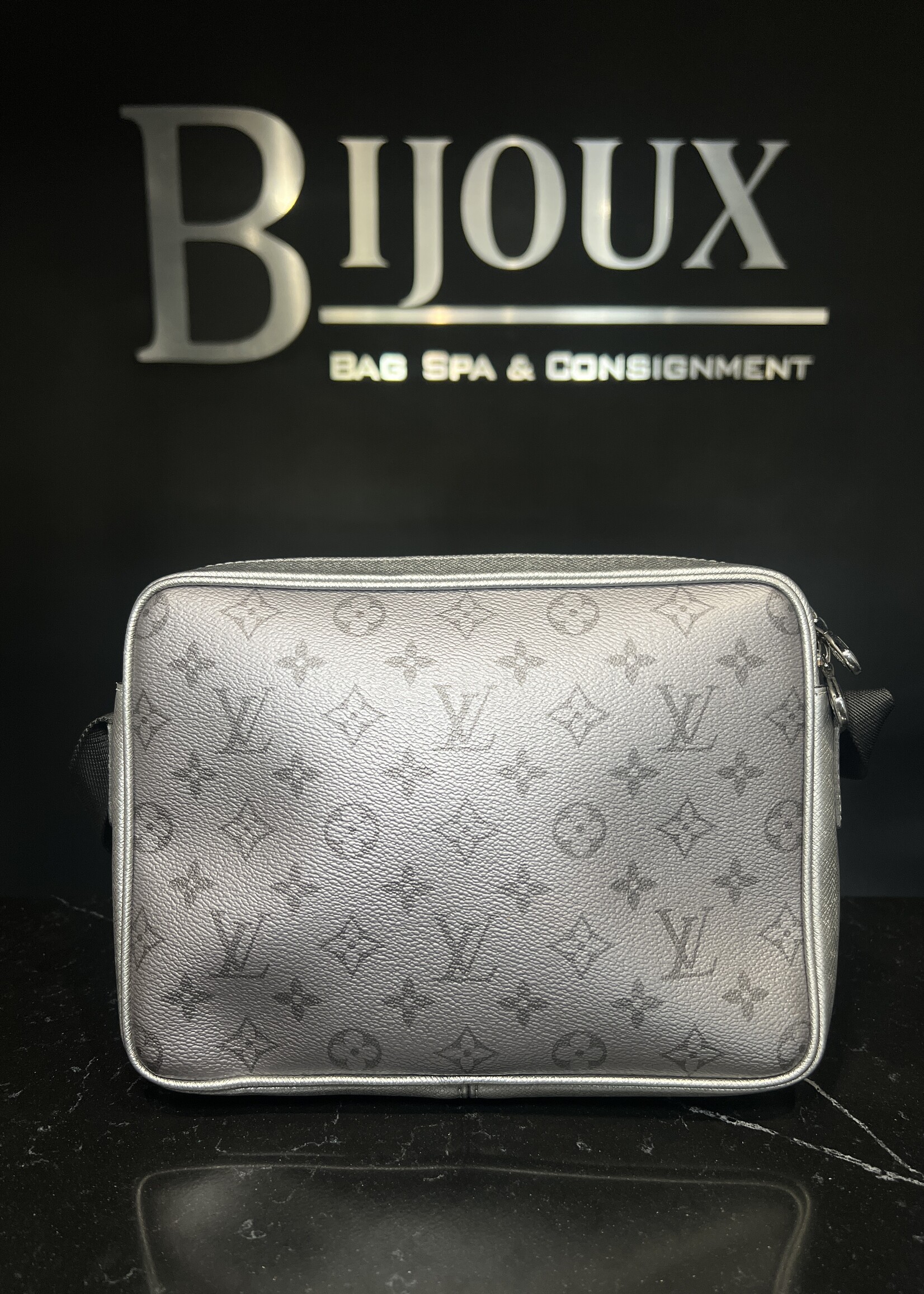Louis Vuitton Louis Vuitton Taigarama Silver Messenger