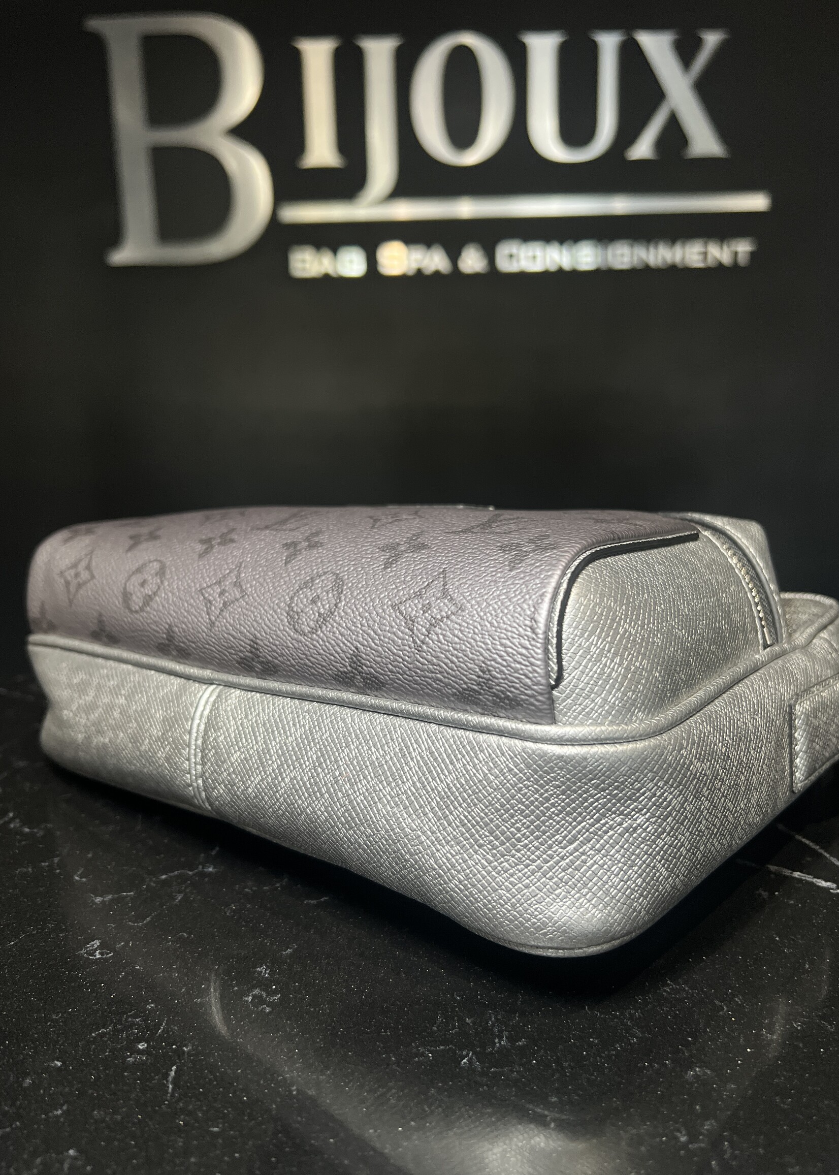 Louis Vuitton Louis Vuitton Taigarama Silver Messenger
