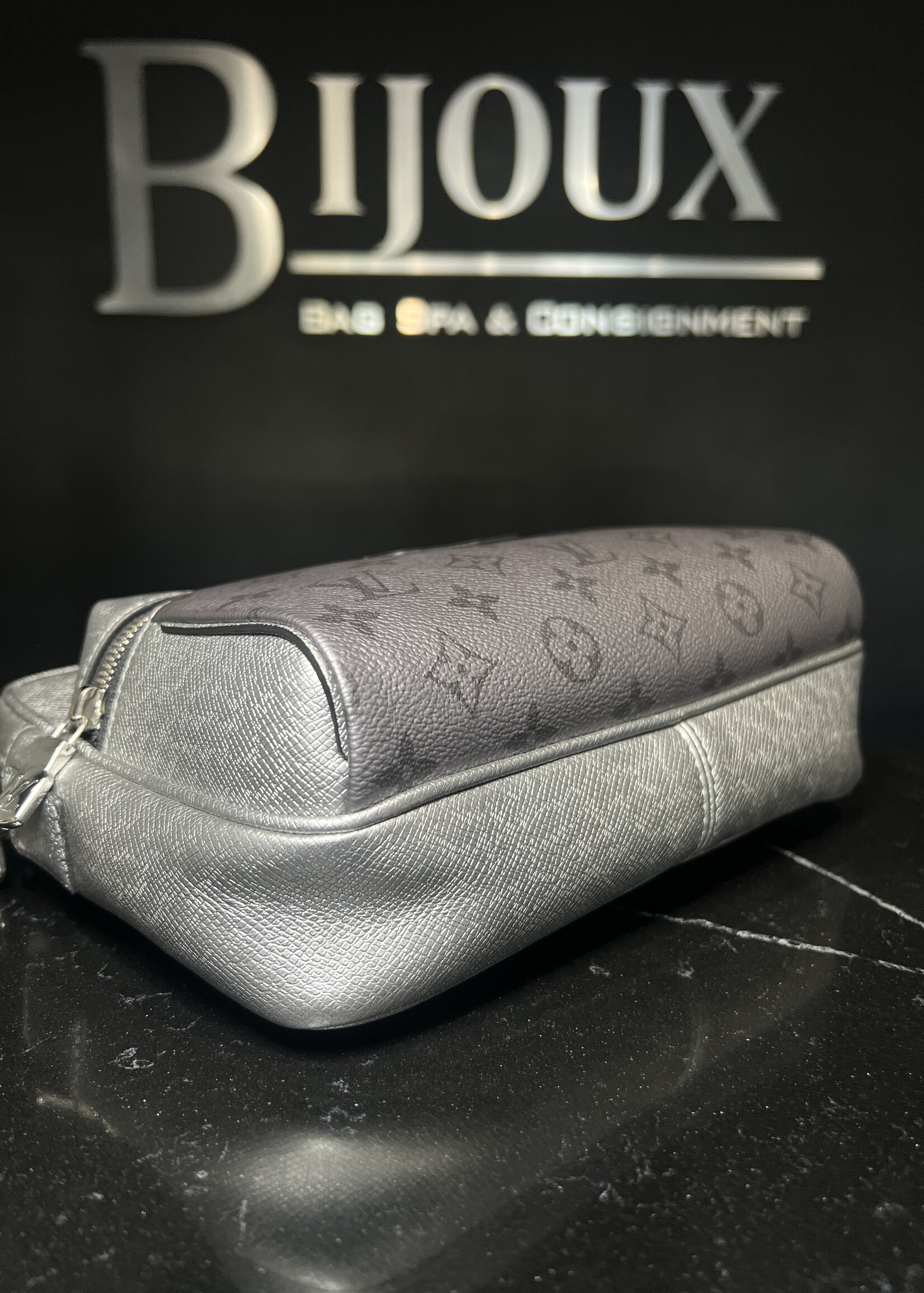 Louis Vuitton Louis Vuitton Taigarama Silver Messenger