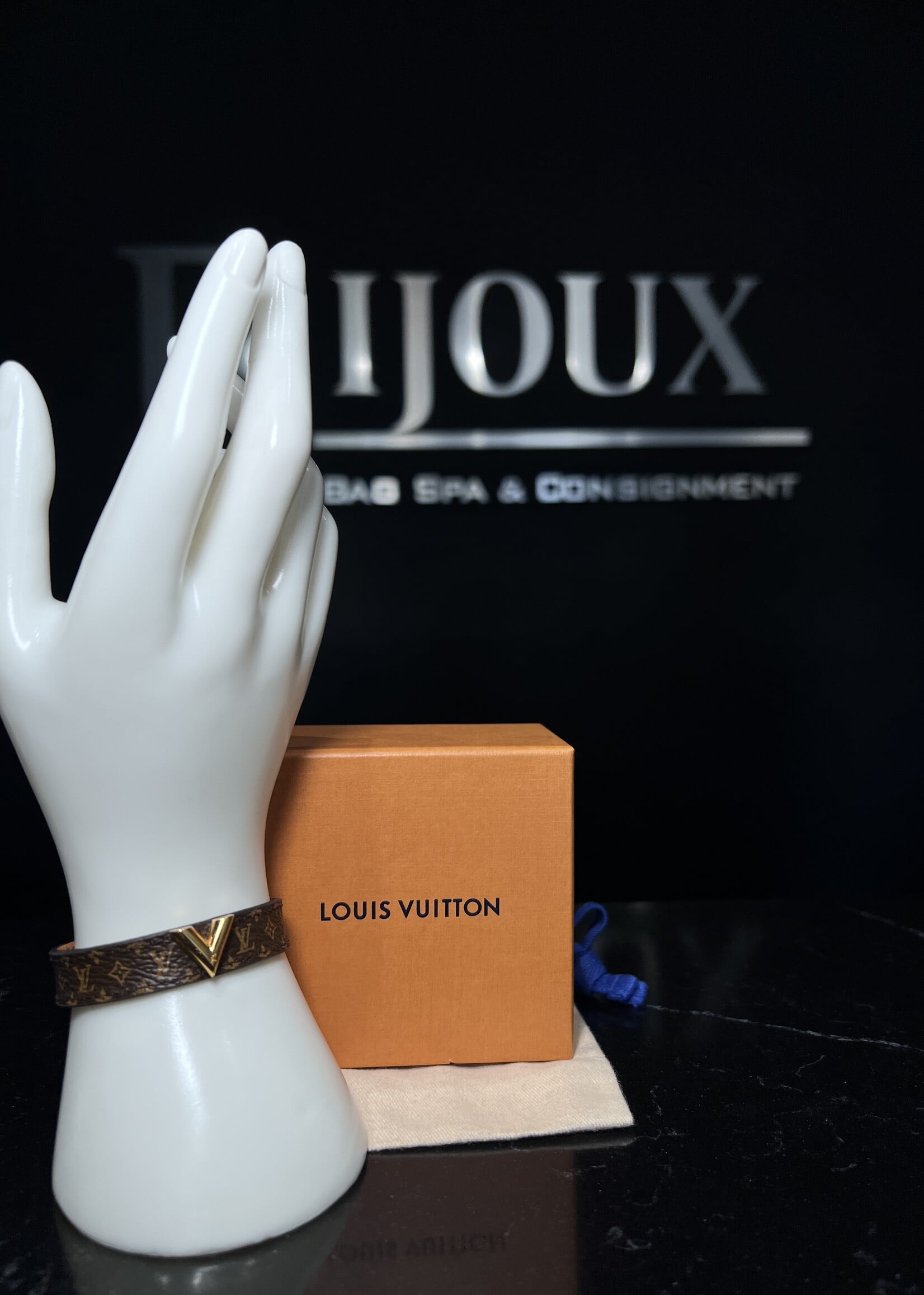 Louis Vuitton Louis Vuitton Essential V Bracelet  - 17