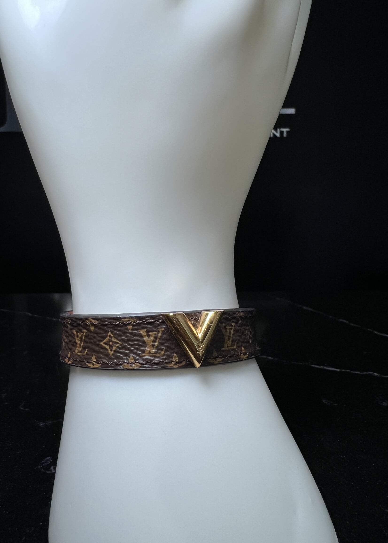 Louis Vuitton Louis Vuitton Essential V Bracelet  - 17
