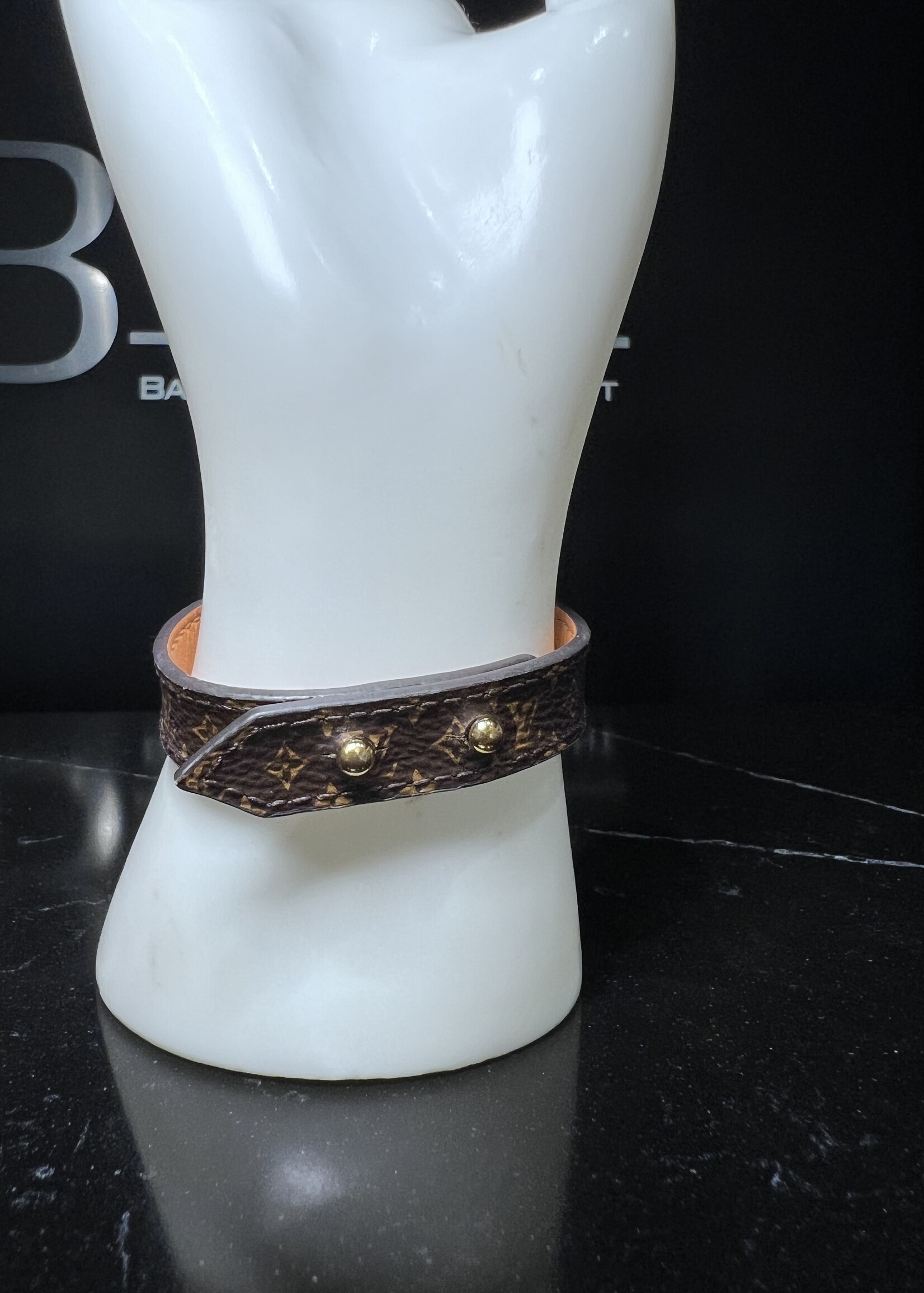 Louis Vuitton Louis Vuitton Essential V Bracelet  - 17