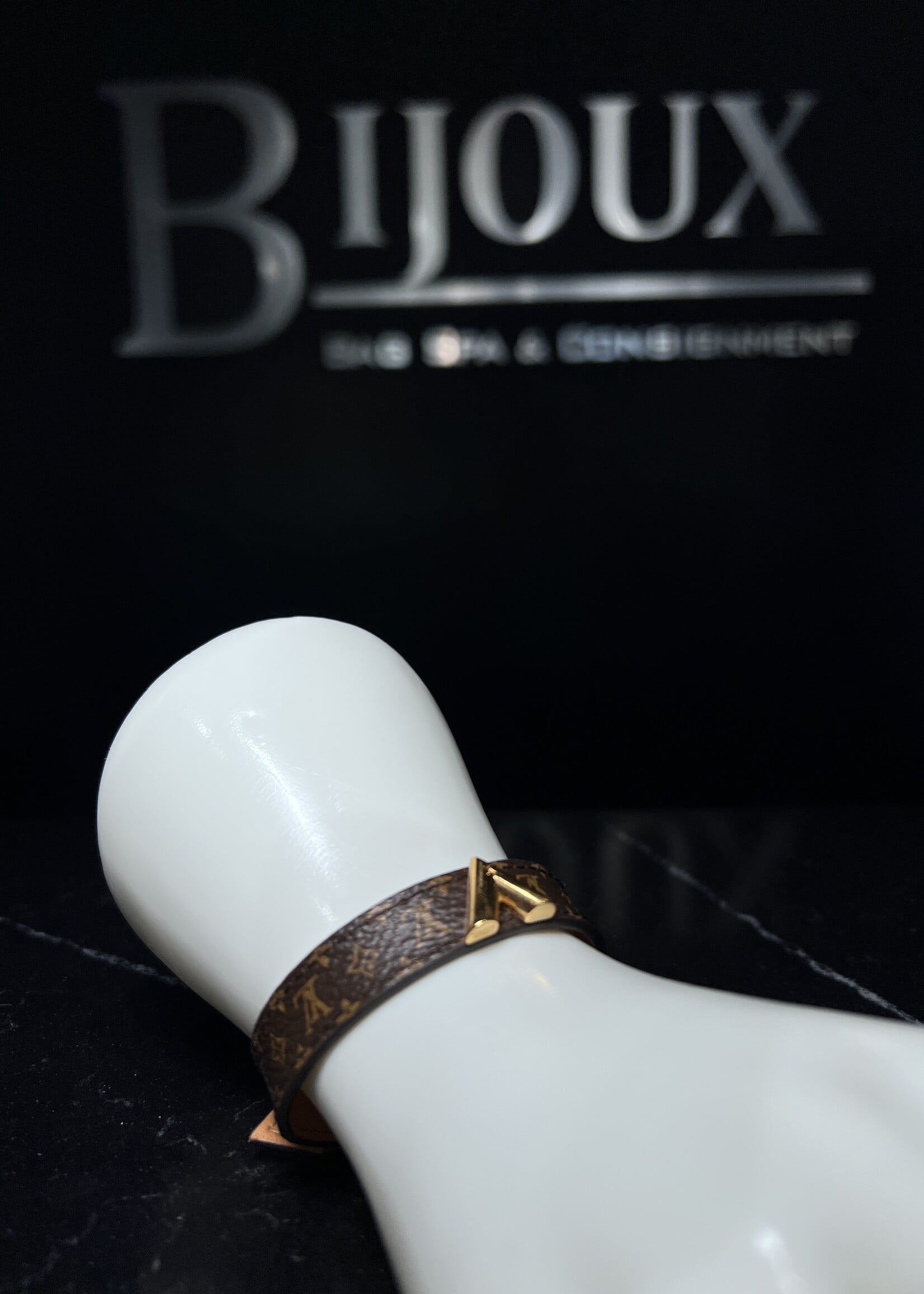 Louis Vuitton Louis Vuitton Essential V Bracelet  - 17