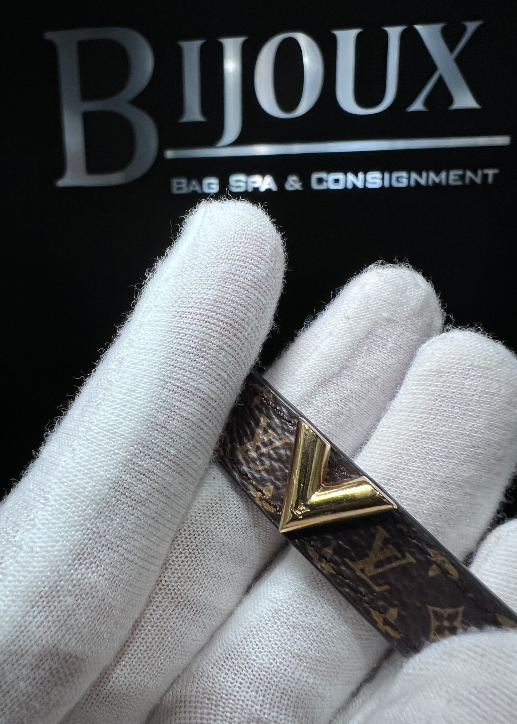 Louis Vuitton Louis Vuitton Essential V Bracelet  - 17