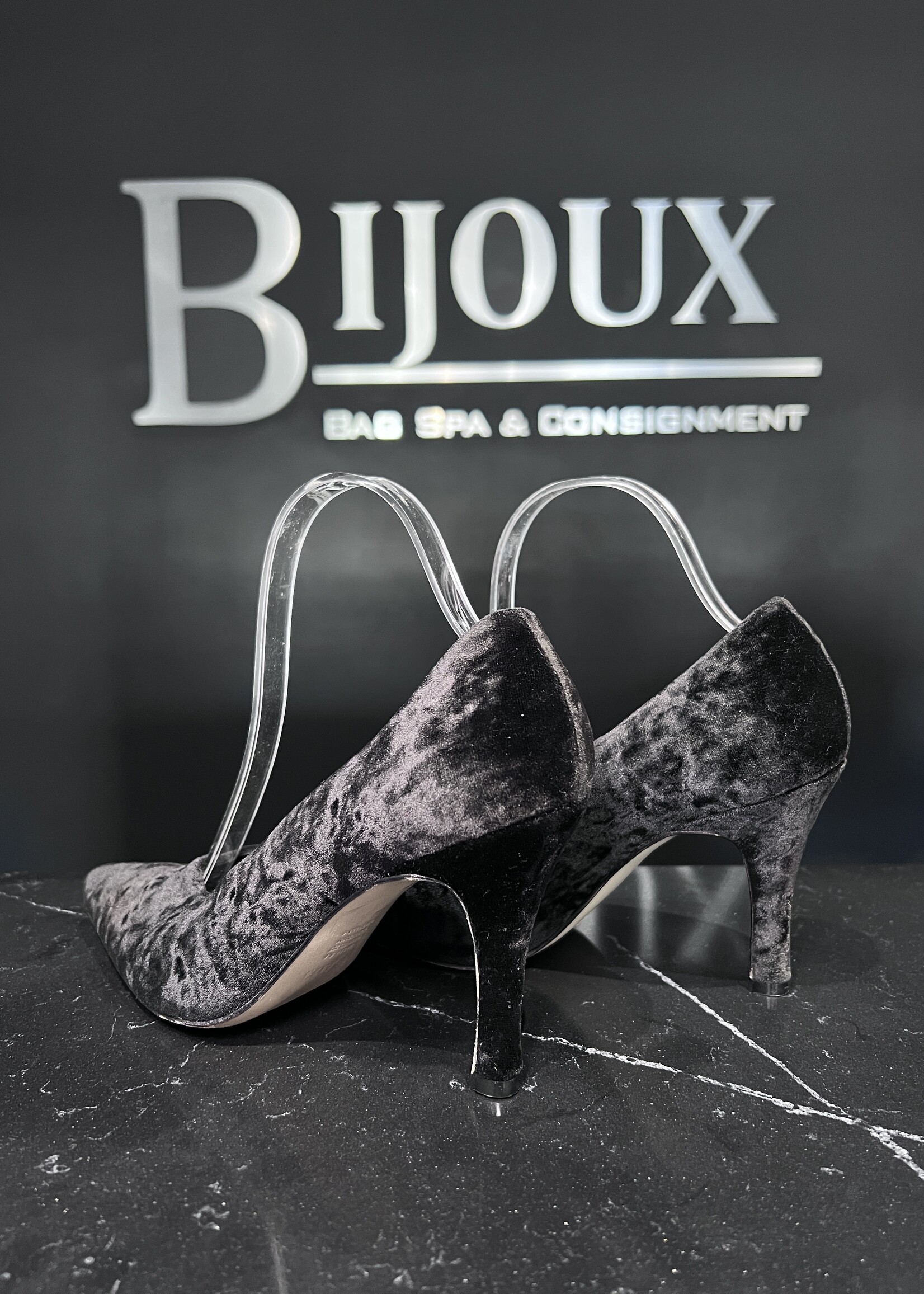 Gucci Gucci Black Velvet Pointed Toe Pumps - 37.5