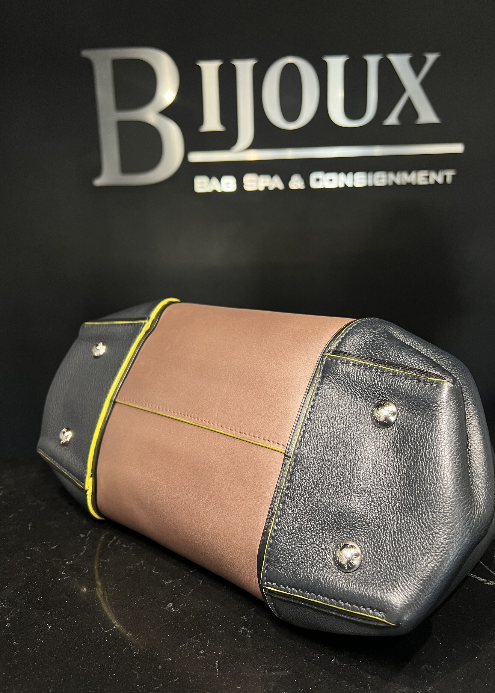 Louis Vuitton Louis Vuitton Cuir Orfevre W PM
