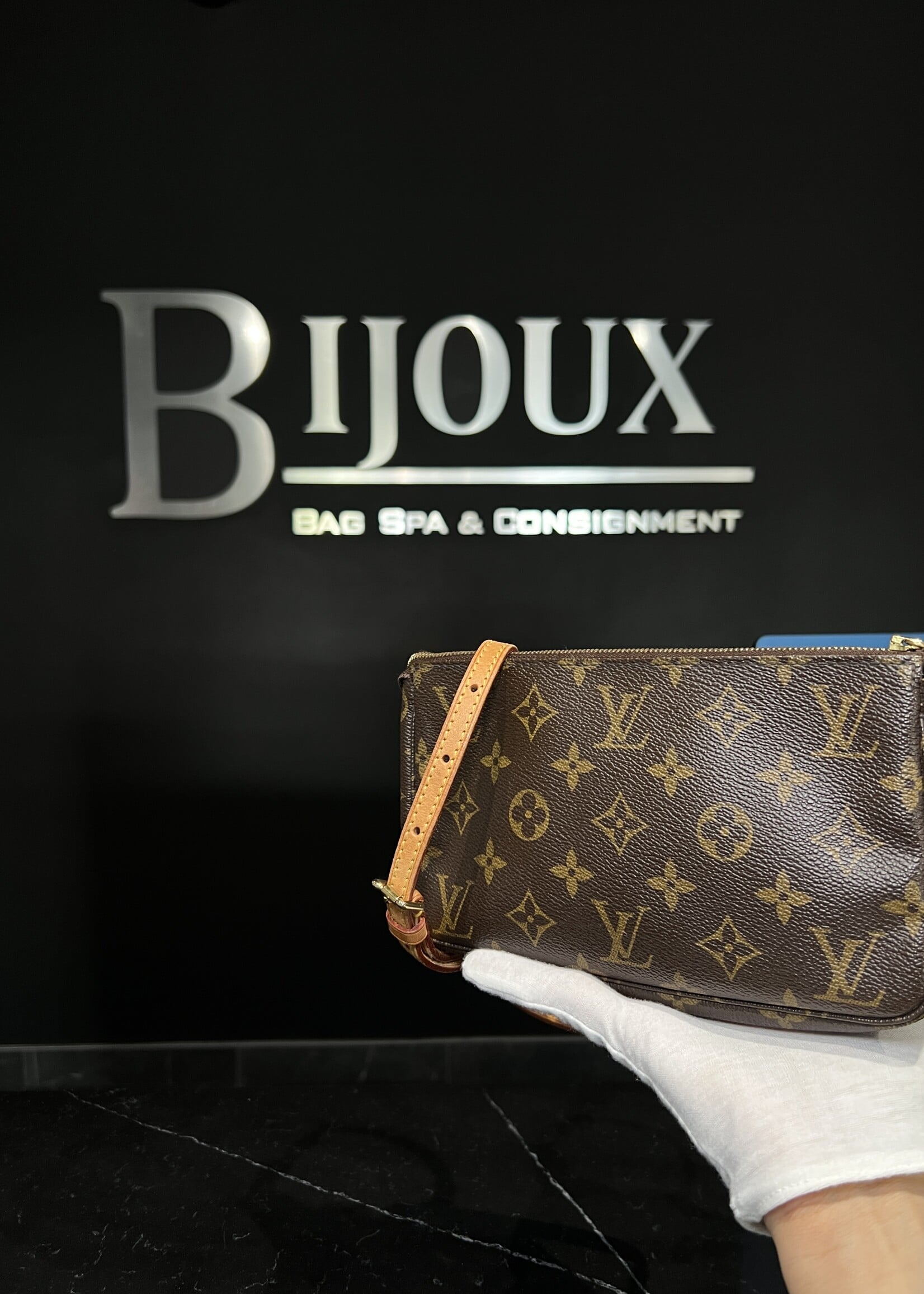 Louis Vuitton Louis Vuitton Monogram Pochette Accessoires