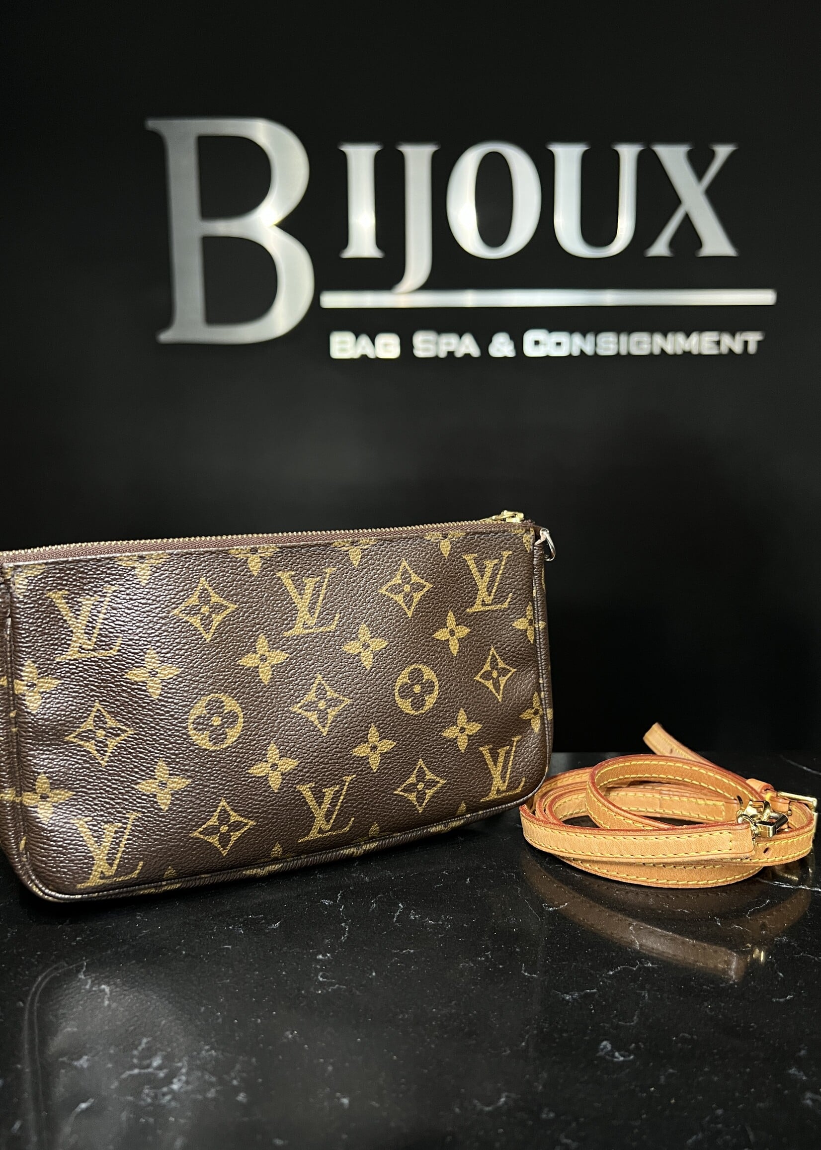 Louis Vuitton Louis Vuitton Monogram Pochette Accessoires