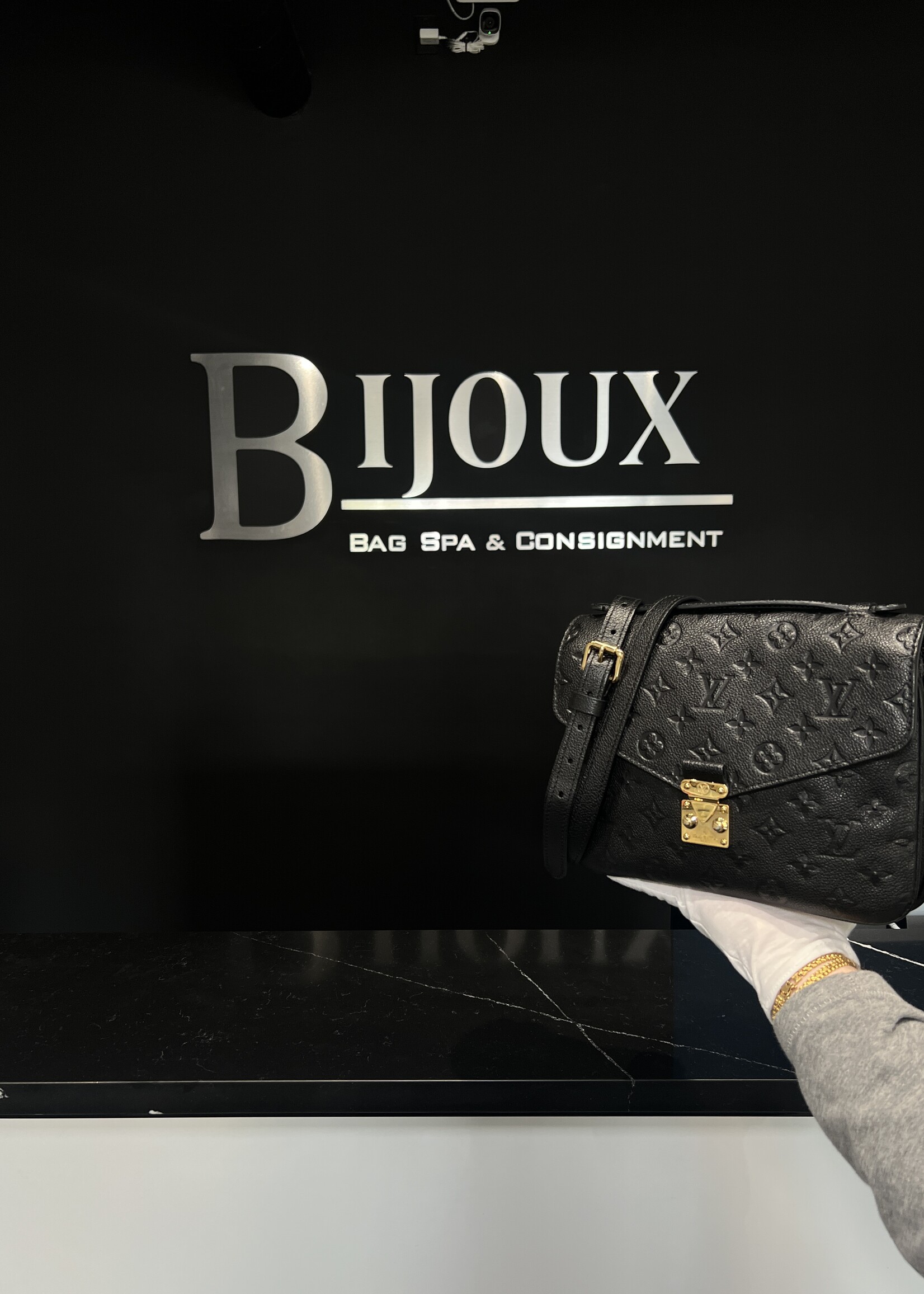Louis Vuitton Louis Vuitton Pochette Métis Empreinte Black