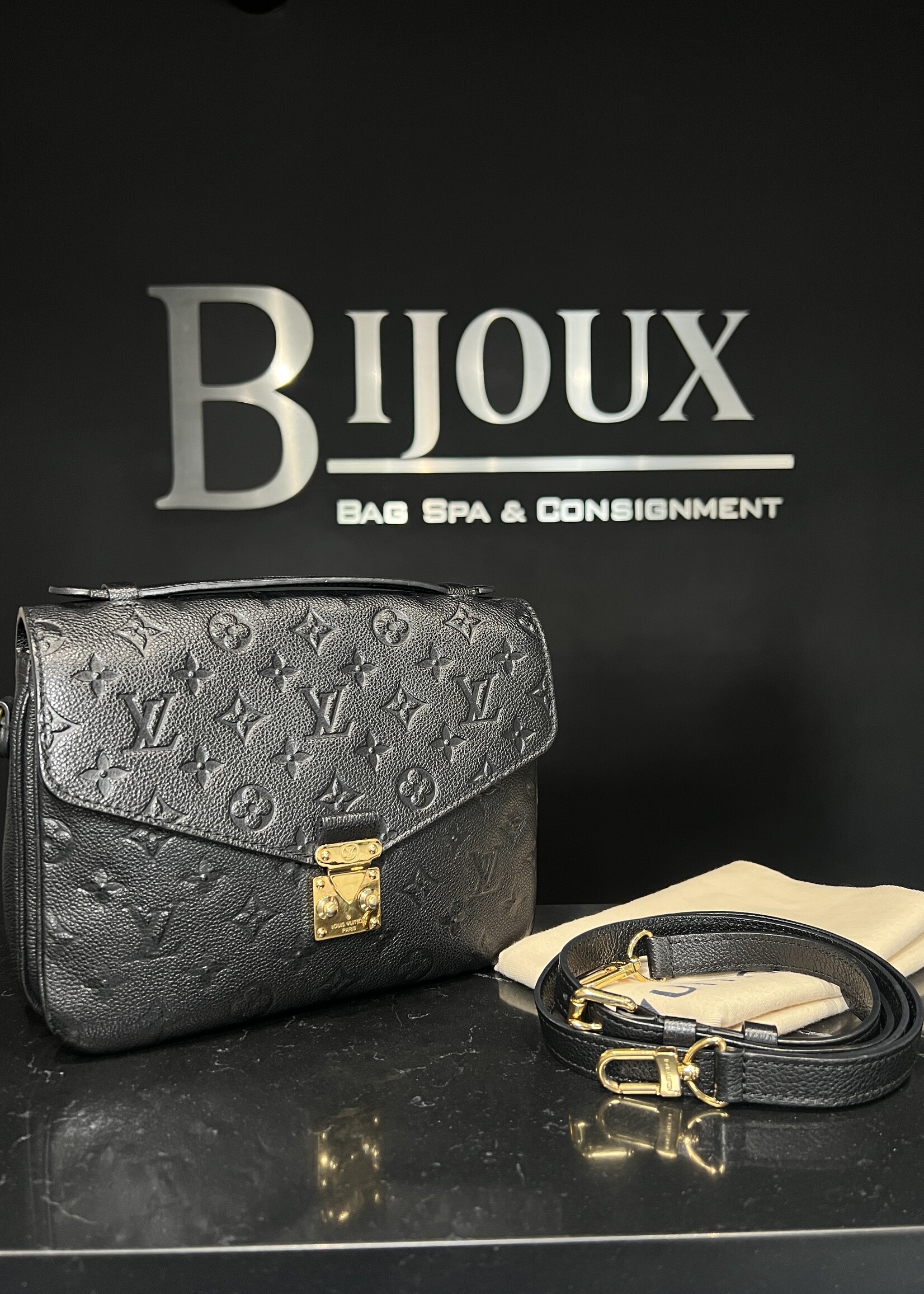 Louis Vuitton Louis Vuitton Pochette Métis Empreinte Black