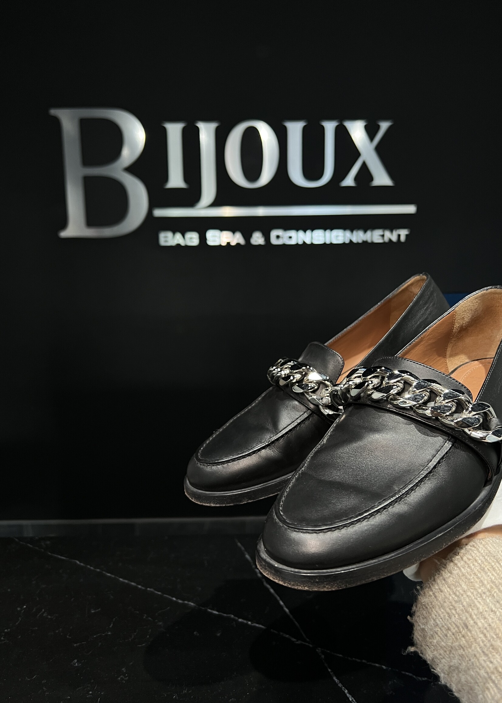 Givenchy Givenchy Chain Accent Loafers - 39