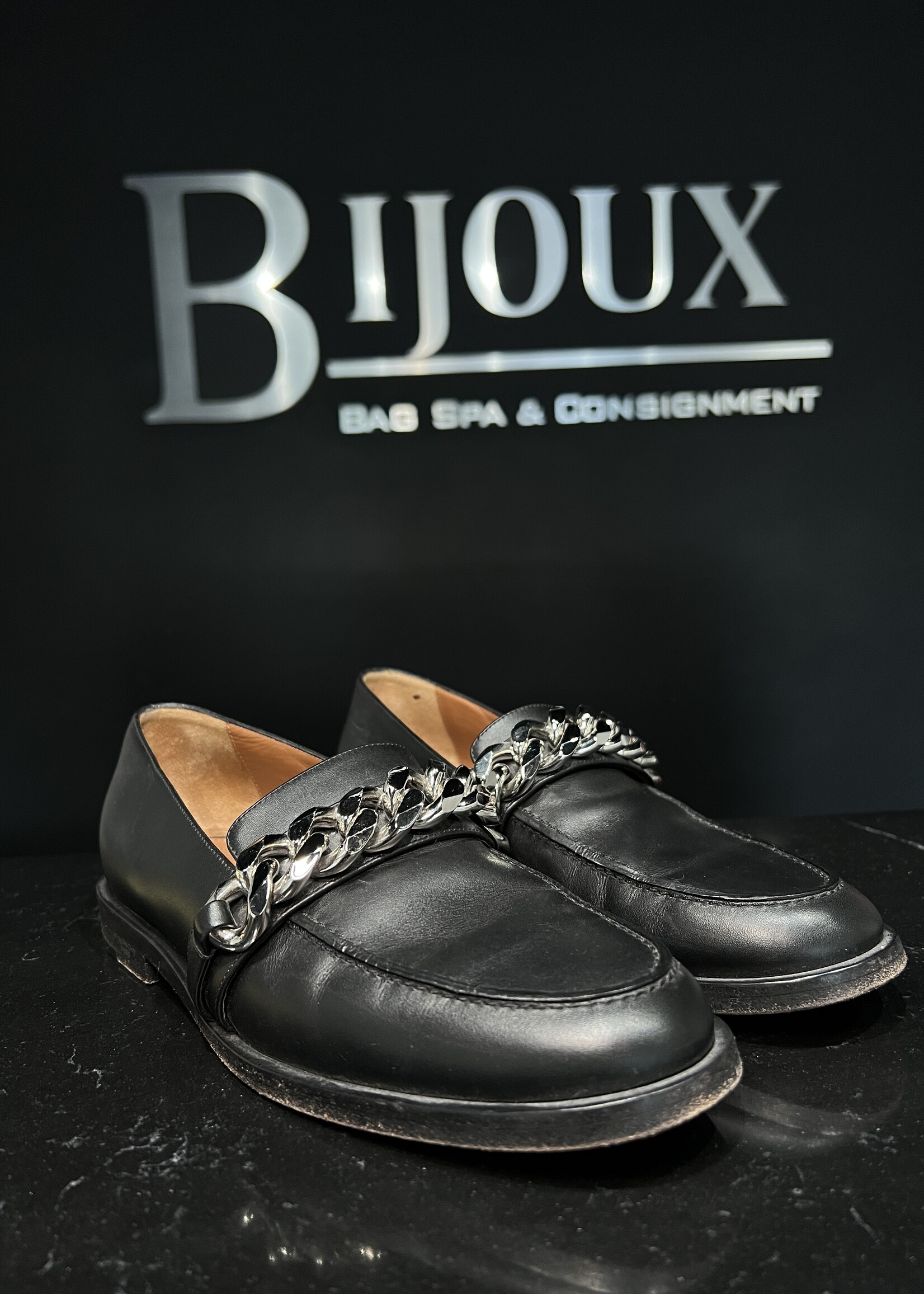 Givenchy Givenchy Chain Accent Loafers - 39