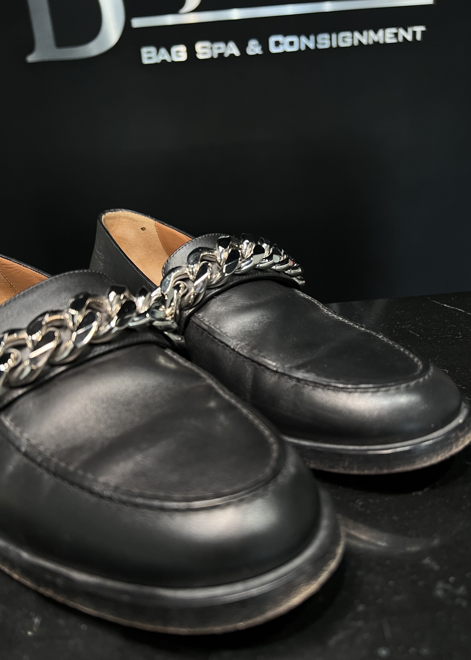 Givenchy Givenchy Chain Accent Loafers - 39