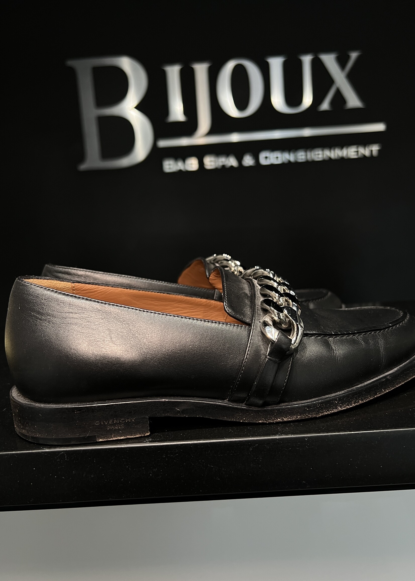 Givenchy Givenchy Chain Accent Loafers - 39
