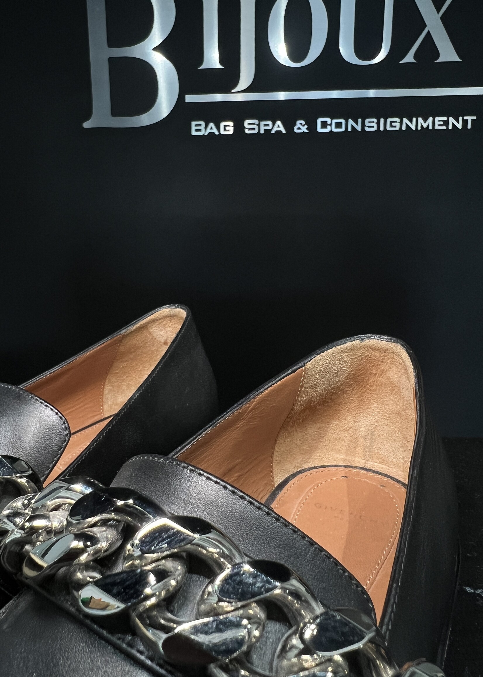 Givenchy Givenchy Chain Accent Loafers - 39