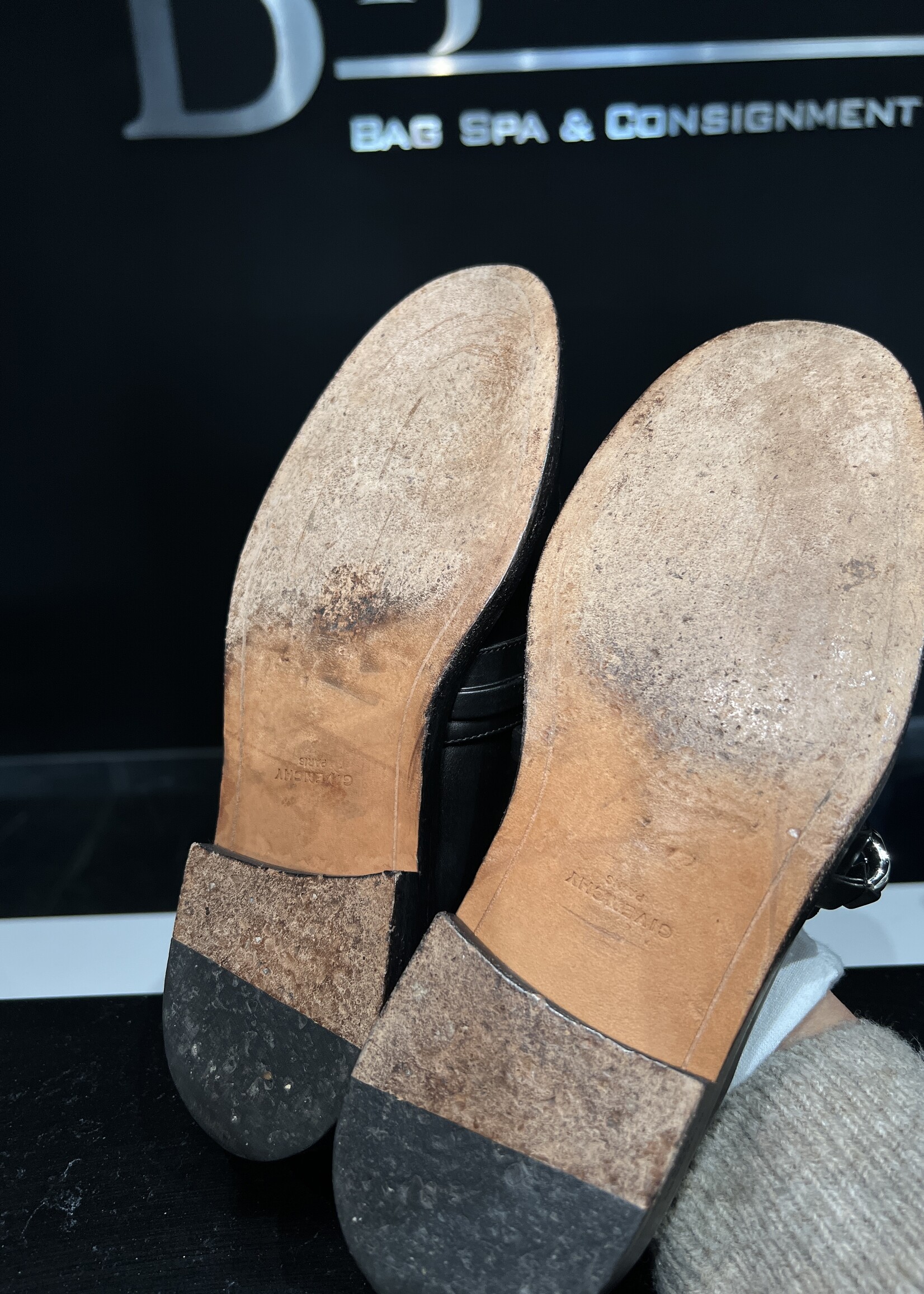 Givenchy Givenchy Chain Accent Loafers - 39