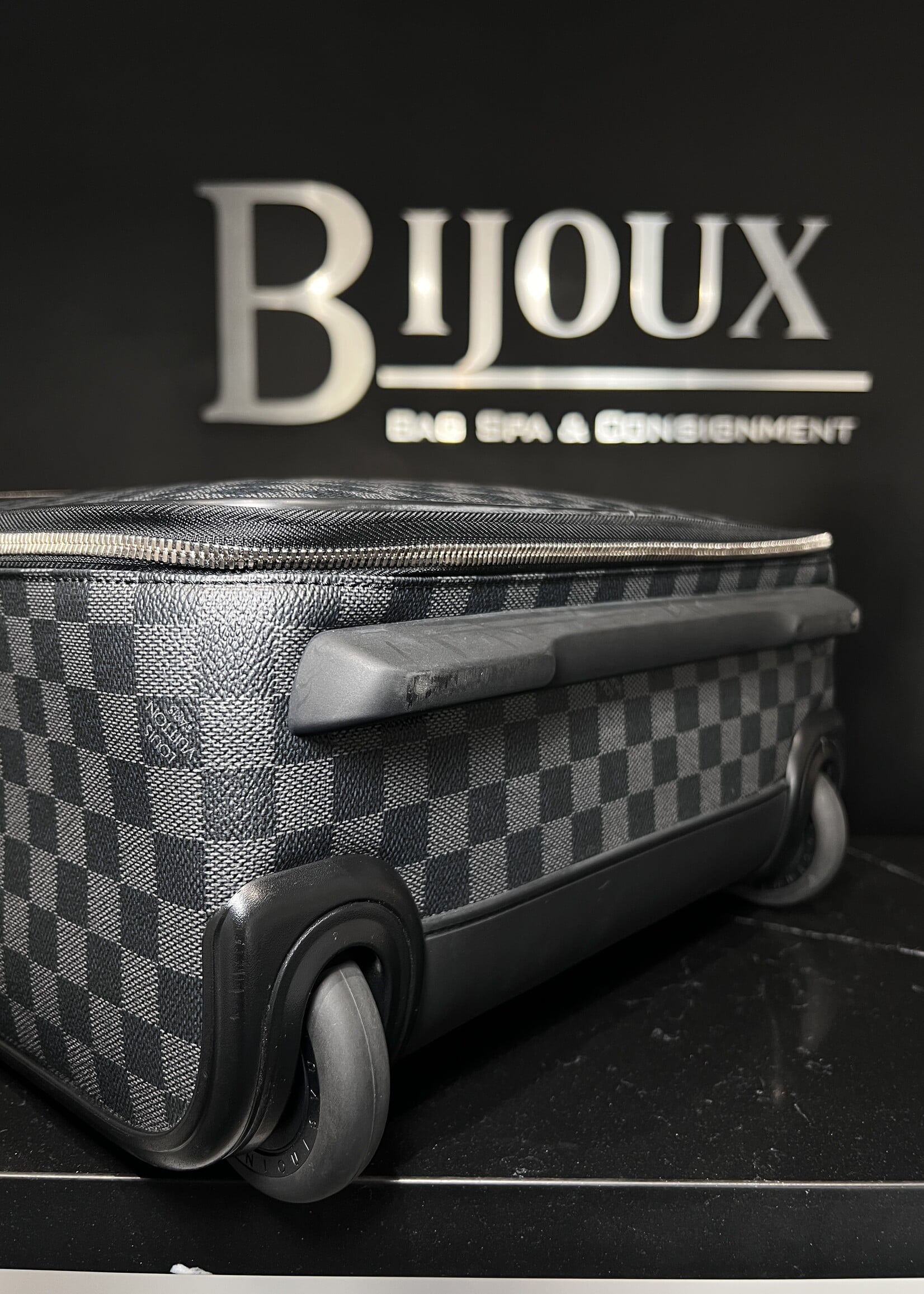 Louis Vuitton Louis Vuitton Damier Graphite Pegases 35 Roller