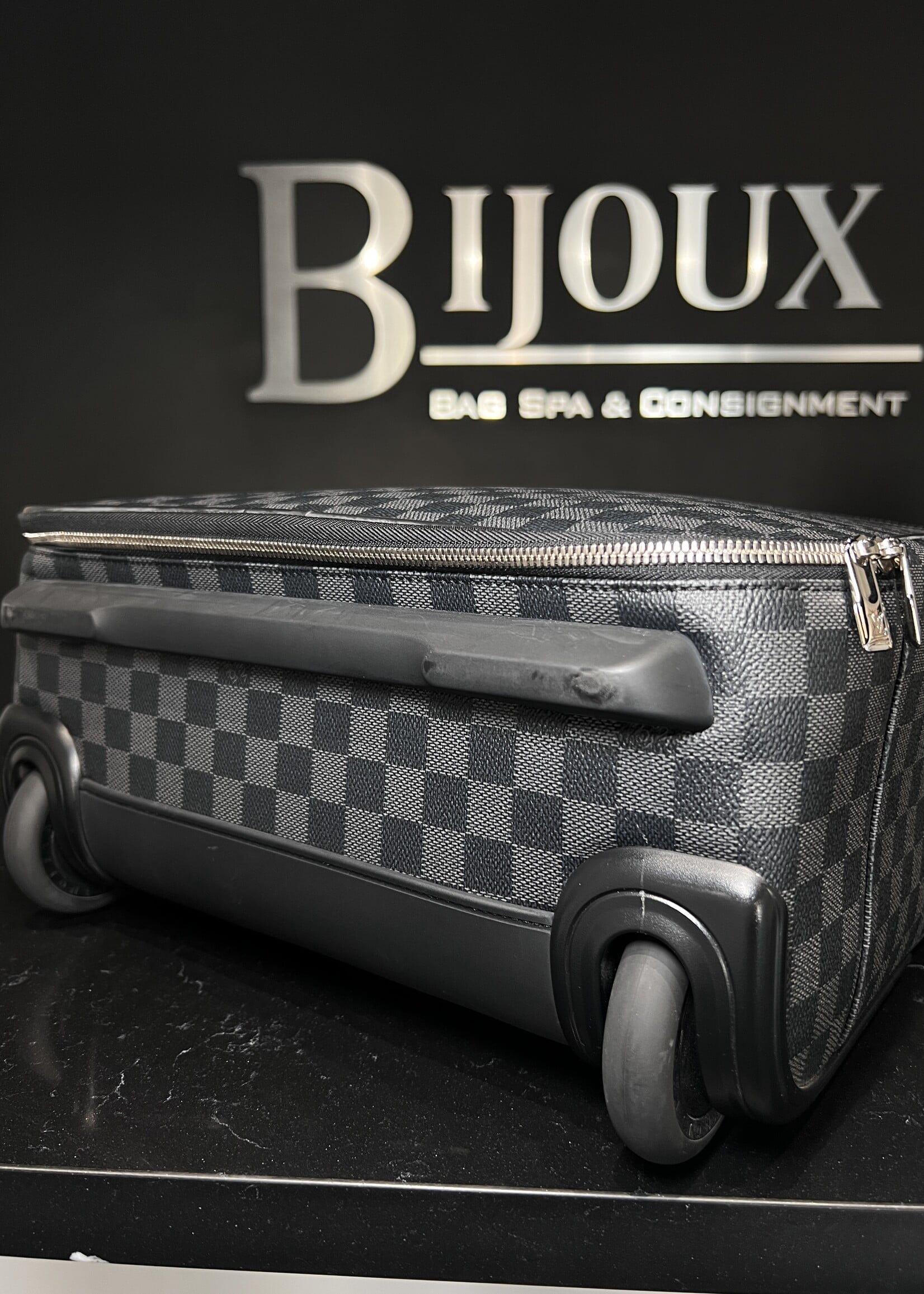 Louis Vuitton Louis Vuitton Damier Graphite Pegases 35 Roller