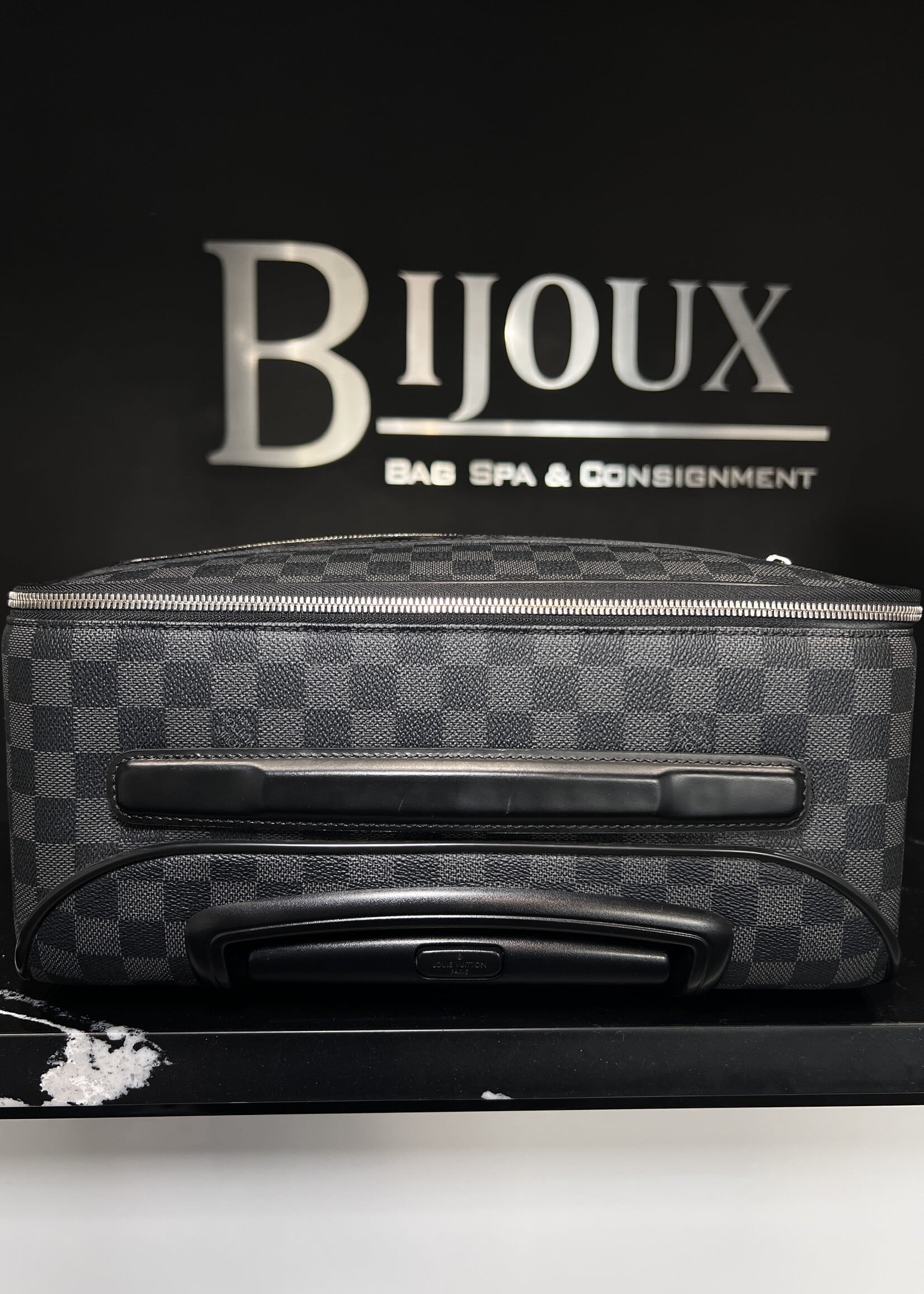 Louis Vuitton Louis Vuitton Damier Graphite Pegases 35 Roller
