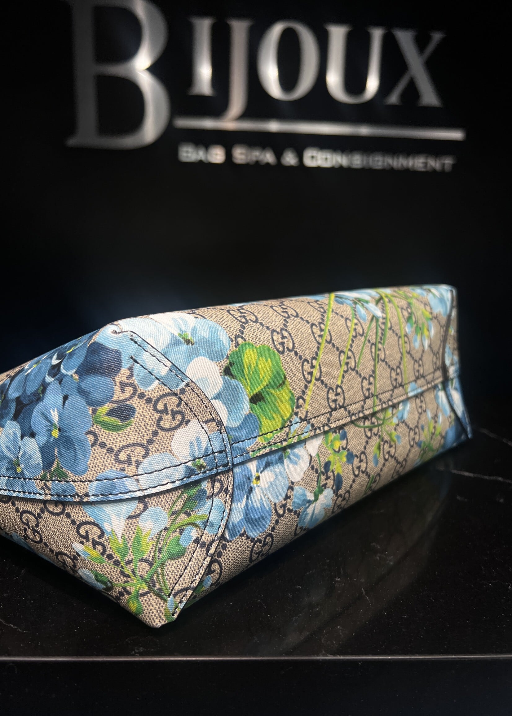 Gucci Gucci Reversible GG Supreme Blooms Small Tote