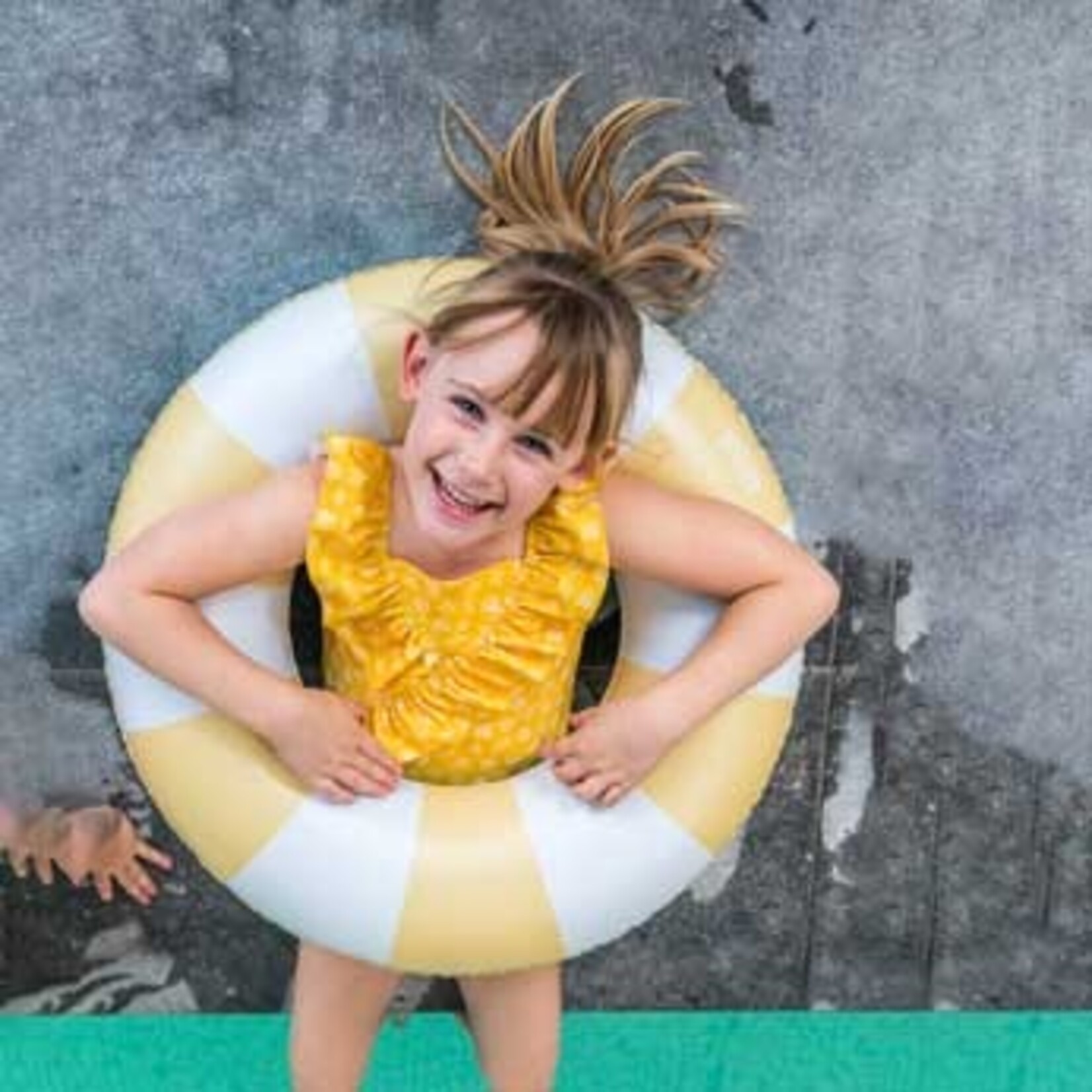 QUUT SWIM RING BANANA BLUE 60CM