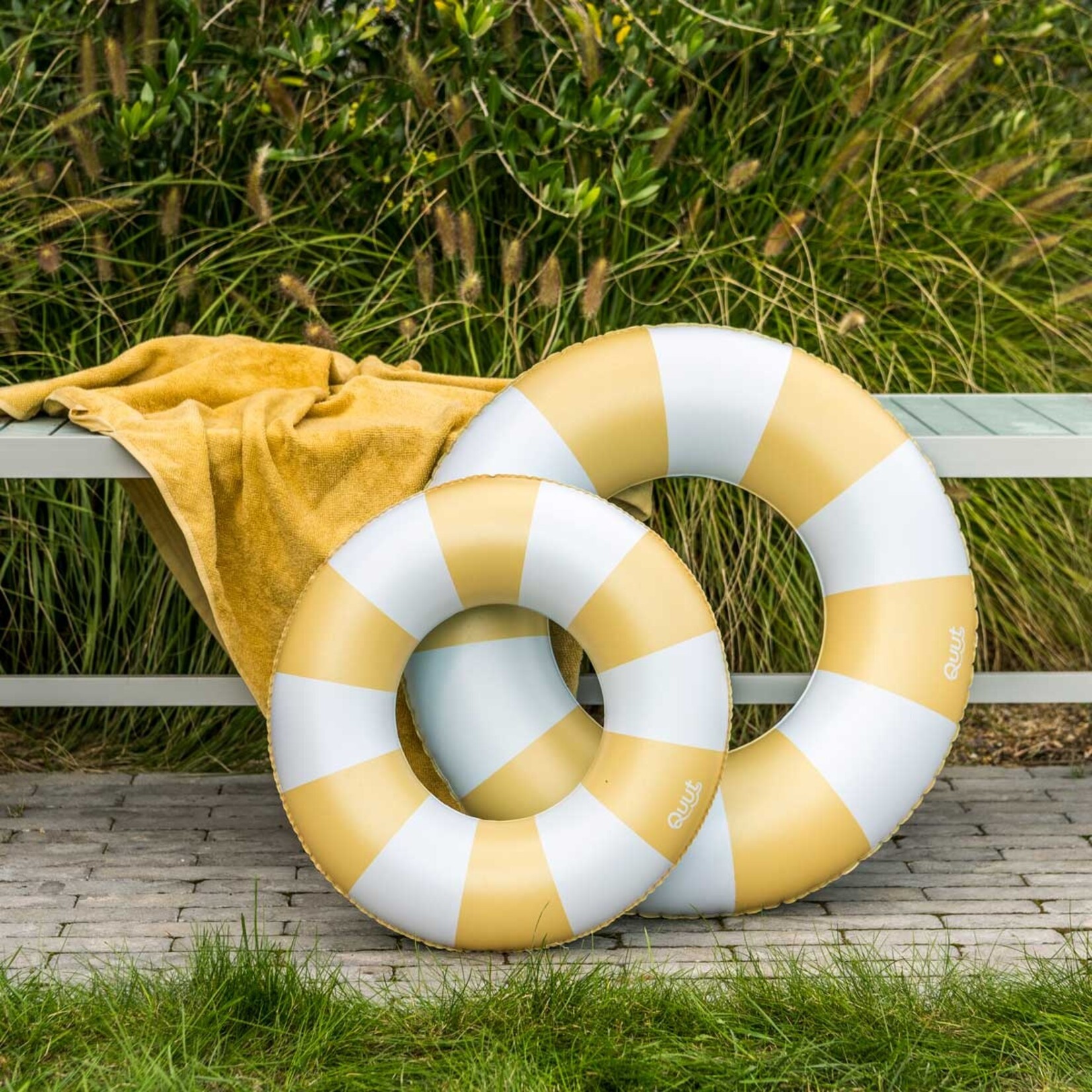 QUUT SWIM RING BANANA BLUE 60CM