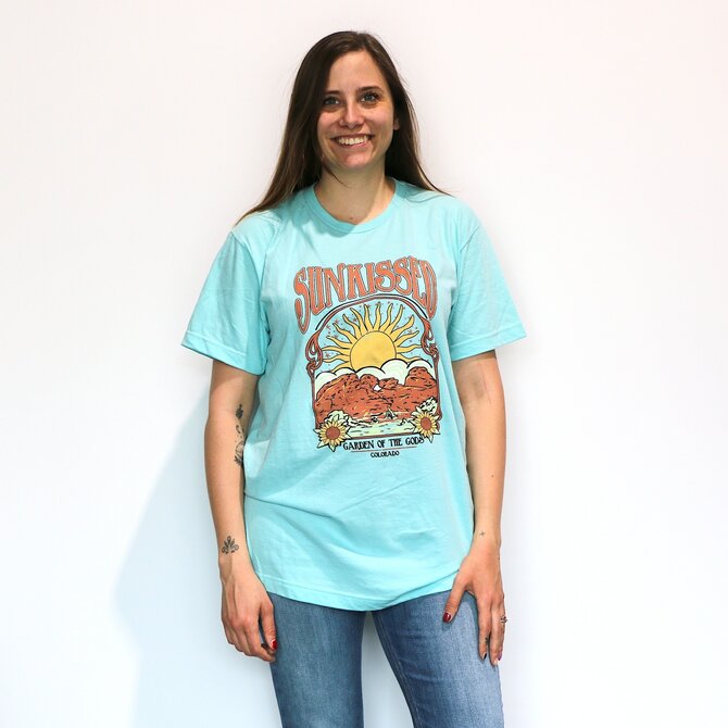 GREAT MOUNTAIN WEST Sunkissed Garden of the Gods CO T-Shirt