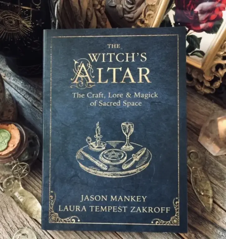 Llewellyn Publications The Witch's Altar: The Craft, Lore & Magick of Sacred Space