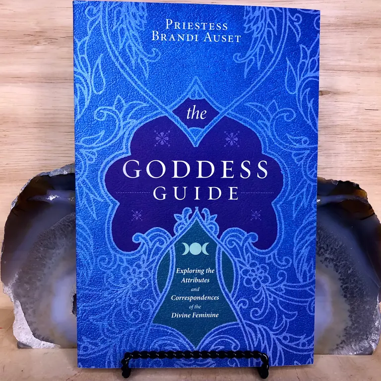 Llewellyn Publications The Goddess Guide: Exploring the Attributes and Correspondences of the Divine Feminine