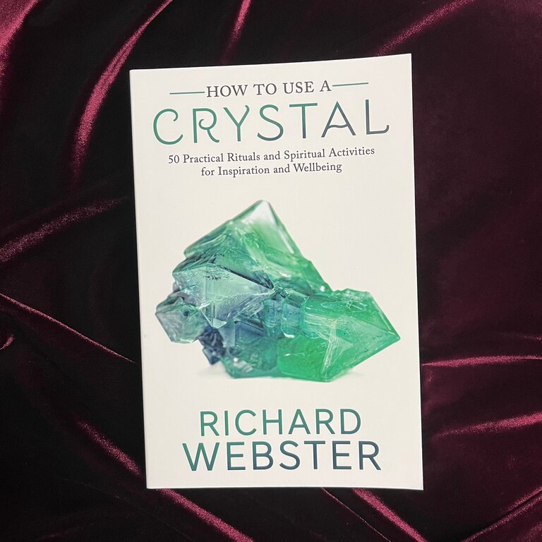 Llewellyn Publications HOW TO USE A CRYSTAL: 50 Practical Rituals & Spiritual Activities For Inspiration & Wellbeing
