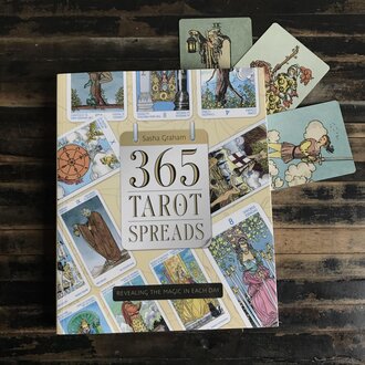 Llewellyn Publications 365 TAROT SPREADS: Revealing The Magic In Each Day