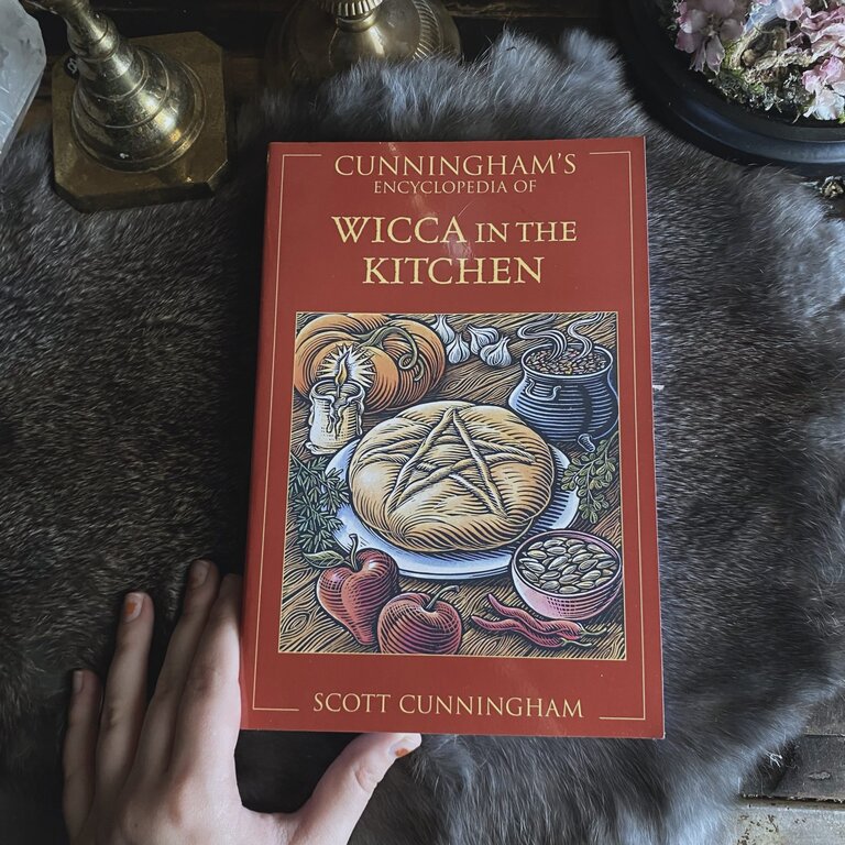 Llewellyn Publications CUNNINGHAM'S ENCYCLOPEDIA OF WICCA IN THE KITCHEN (formerly titled THE MAGIC OF FOOD)