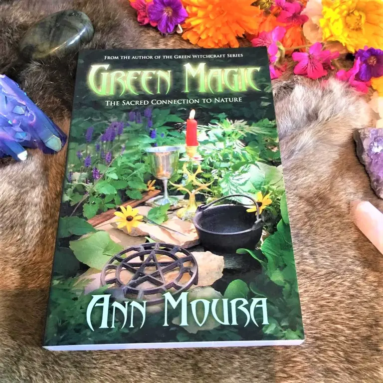 Llewellyn Publications GREEN MAGIC: The Sacred Connection To Nature