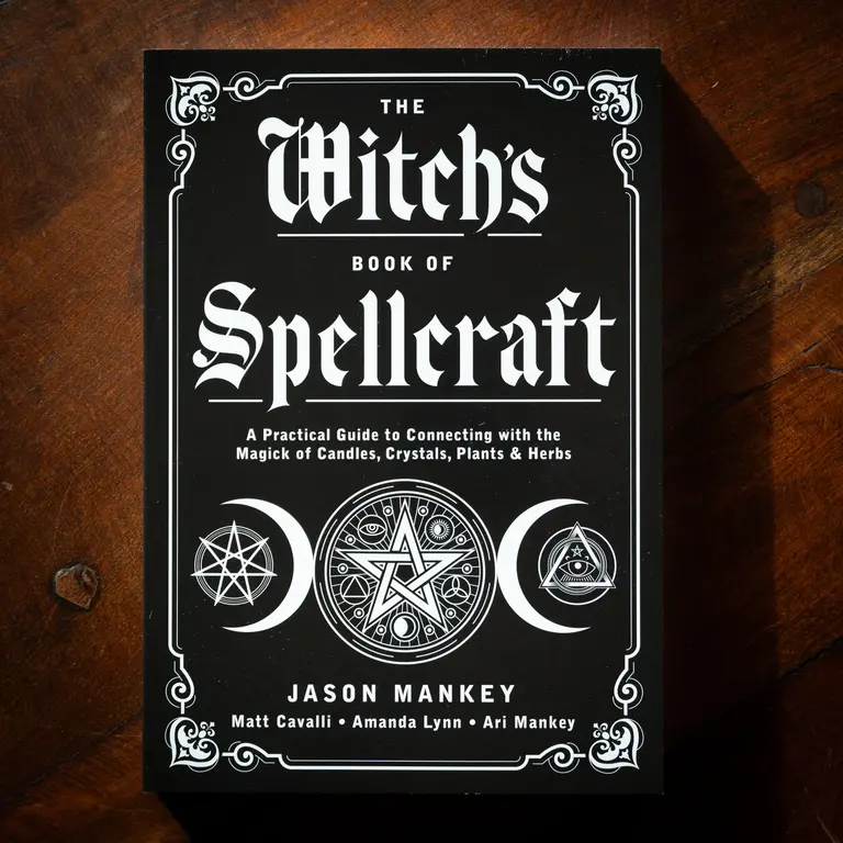 Llewellyn Publications The Witch's Book of Spellcraft
